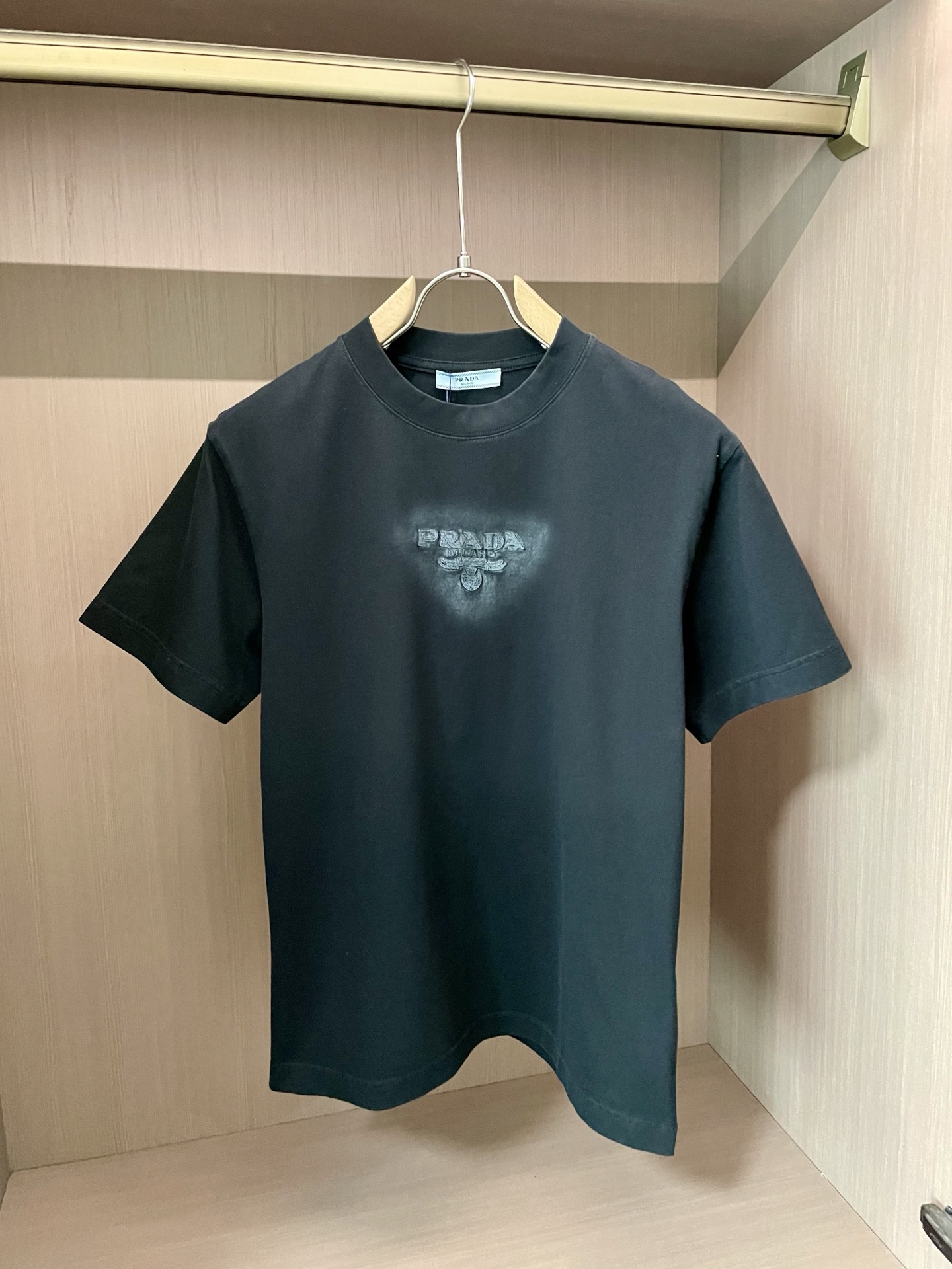 NO:431005,Prad's new spring and summer new style first-time counter has the latest short-sleeved round-neck T-shirt with high-end customization and avant-garde and fashionable design!  Brand logo emphasizes craftsmanship design, high-end customized fabric, soft feel, comfortable to wear, exquisite counter-level car lines, fine workmanship, and invincible and handsome upper body effect!  A must-have item for handsome men!  Code number M-3XL, prada, T-shirt,tees, t-shirt,alexander wang19860909Prad 2025春夏新款首发专柜最新款短袖圆领T恤 高端订制 设计前卫时尚！品牌logo重工艺设计 高端定制面料.手感柔软.穿着舒适.专柜级别精致车线.做工精细.上身效果无敌帅气！型男必备单品！ 码数M-3XL,,prada,T-shirt,tees，t-shirt,alexander wang,Men's clothing