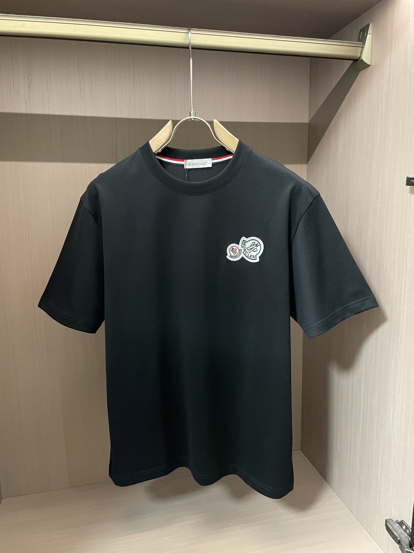 NO:431010,The new spring and summer 2025 new spring and summer first-time counter latest short-sleeved round-neck T-shirt, high-end customization, avant-garde and fashionable design!  Brand logo emphasizes craftsmanship design, high-end customized fabric, soft feel, comfortable to wear, exquisite counter-level car lines, fine workmanship, and invincible and handsome upper body effect!  A must-have item for handsome men!  Code number M-3XL, Moncler, T-shirt,tees, t-shirt,alexander wang19860909蒙口 2025春夏新款首发专柜最新款短袖圆领T恤 高端订制 设计前卫时尚！品牌logo重工艺设计 高端定制面料.手感柔软.穿着舒适.专柜级别精致车线.做工精细.上身效果无敌帅气！型男必备单品！ 码数M-3XL,,Moncler,T-shirt,tees，t-shirt,alexander wang,Men's clothing