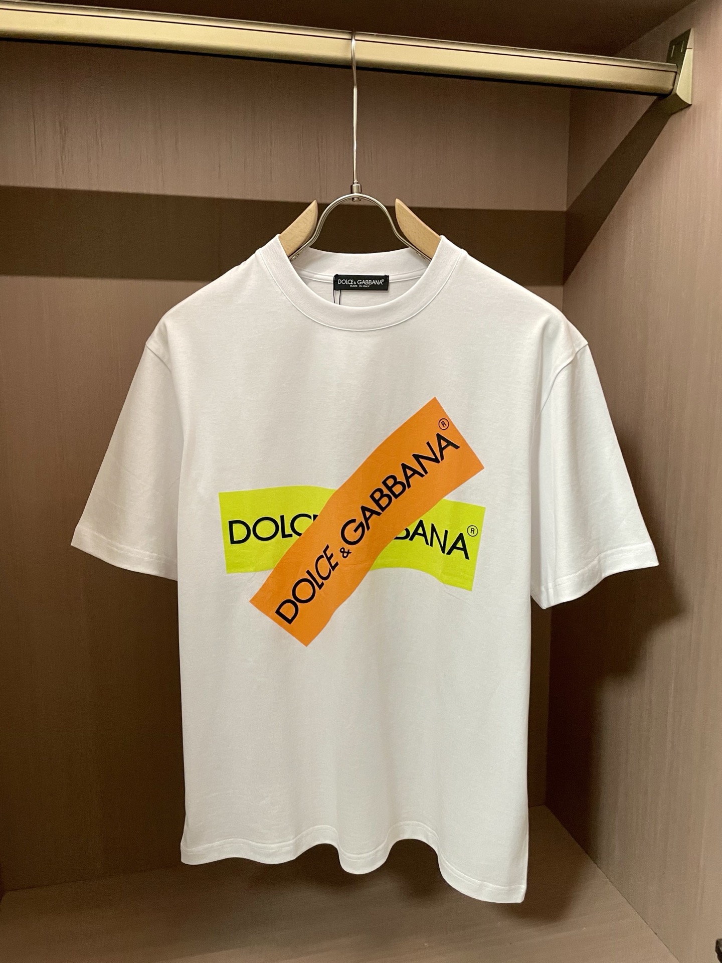 NO:431015,DG 2025 spring and summer new style first-time counter latest short-sleeved round-neck T-shirt, high-end customization, avant-garde and fashionable design!  Brand logo emphasizes craftsmanship design, high-end customized fabric, soft feel, comfortable to wear, exquisite counter-level car lines, fine workmanship, and invincible and handsome upper body effect!  A must-have item for handsome men!  Code number M-3XL, T-shirt,tees,t-shirt,alexander wang19860909DG 2025春夏新款首发专柜最新款短袖圆领T恤 高端订制 设计前卫时尚！品牌logo重工艺设计 高端定制面料.手感柔软.穿着舒适.专柜级别精致车线.做工精细.上身效果无敌帅气！型男必备单品！ 码数M-3XL,,T-shirt,tees，t-shirt,alexander wang,Men's clothing