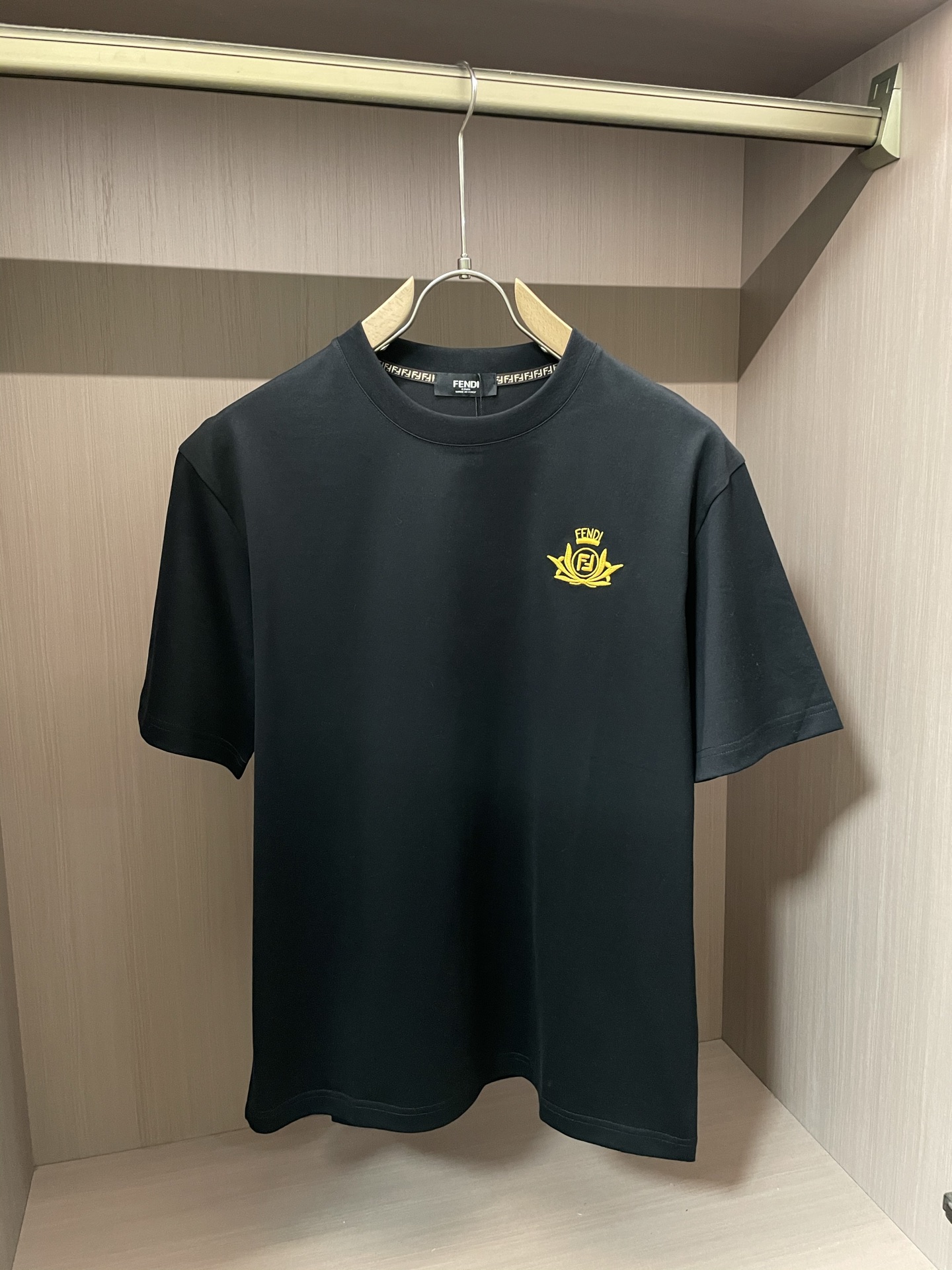 NO:431020,FD 2025 spring and summer new style first-time counter latest short-sleeved round-neck T-shirt, high-end customization, avant-garde and fashionable design!  Brand logo emphasizes craftsmanship design, high-end customized fabric, soft feel, comfortable to wear, exquisite counter-level car lines, fine workmanship, and invincible and handsome upper body effect!  A must-have item for handsome men!  Code number M-3XL, T-shirt,tees,t-shirt,alexander wang19860909FD 2025春夏新款首发专柜最新款短袖圆领T恤 高端订制 设计前卫时尚！品牌logo重工艺设计 高端定制面料.手感柔软.穿着舒适.专柜级别精致车线.做工精细.上身效果无敌帅气！型男必备单品！ 码数M-3XL,,T-shirt,tees，t-shirt,alexander wang,Men's clothing