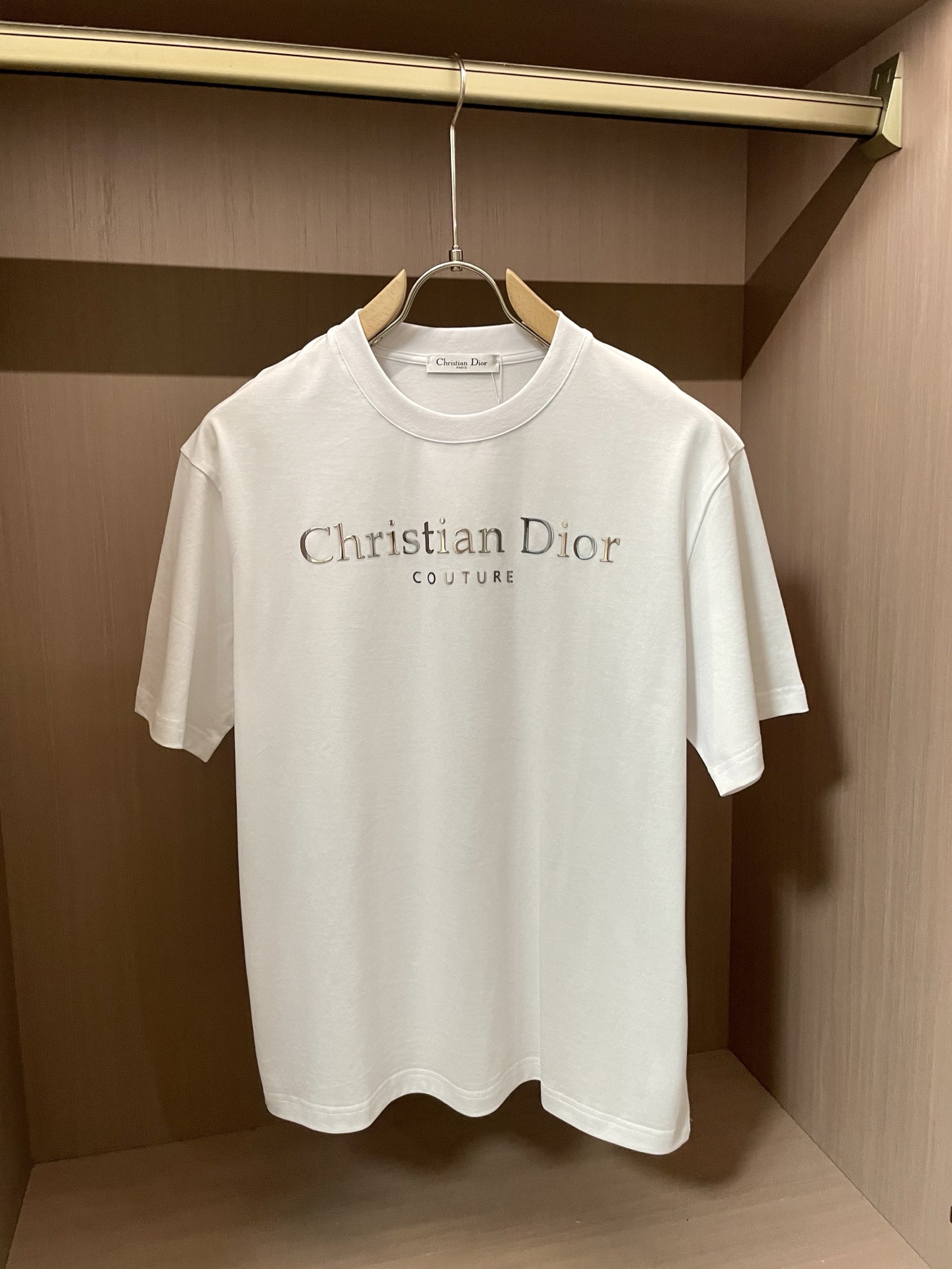 NO:431024,Dior. The latest short-sleeved round-neck T-shirt in the 2025 spring and summer new first-time counter, high-end customization, avant-garde and fashionable design!  Brand logo emphasizes craftsmanship design, high-end customized fabric, soft feel, comfortable to wear, exquisite counter-level car lines, fine workmanship, and invincible and handsome upper body effect!  A must-have item for handsome men!  Code number M-3XL, dior, T-shirt,tees, t-shirt,alexander wang19860909Dior. 2025春夏新款首发专柜最新款短袖圆领T恤 高端订制 设计前卫时尚！品牌logo重工艺设计 高端定制面料.手感柔软.穿着舒适.专柜级别精致车线.做工精细.上身效果无敌帅气！型男必备单品！ 码数M-3XL,,dior,T-shirt,tees，t-shirt,alexander wang,Men's clothing