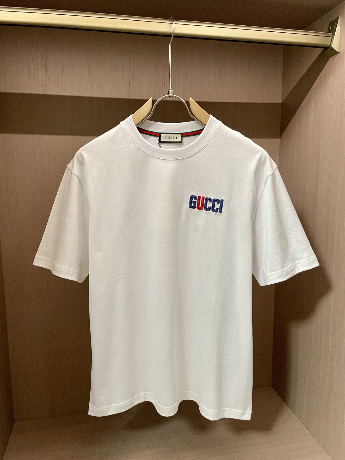 NO:431029,Gucc 2025 spring and summer new style first-time counter latest short-sleeved round-neck T-shirt, high-end customization, avant-garde and fashionable design!  Brand logo emphasizes craftsmanship design, high-end customized fabric, soft feel, comfortable to wear, exquisite counter-level car lines, fine workmanship, and invincible and handsome upper body effect!  A must-have item for handsome men!  Code number M-3XL, gucci, T-shirt,tees, t-shirt,alexander wang19860909Gucc 2025春夏新款首发专柜最新款短袖圆领T恤 高端订制 设计前卫时尚！品牌logo重工艺设计 高端定制面料.手感柔软.穿着舒适.专柜级别精致车线.做工精细.上身效果无敌帅气！型男必备单品！ 码数M-3XL,,gucci,T-shirt,tees，t-shirt,alexander wang,Men's clothing