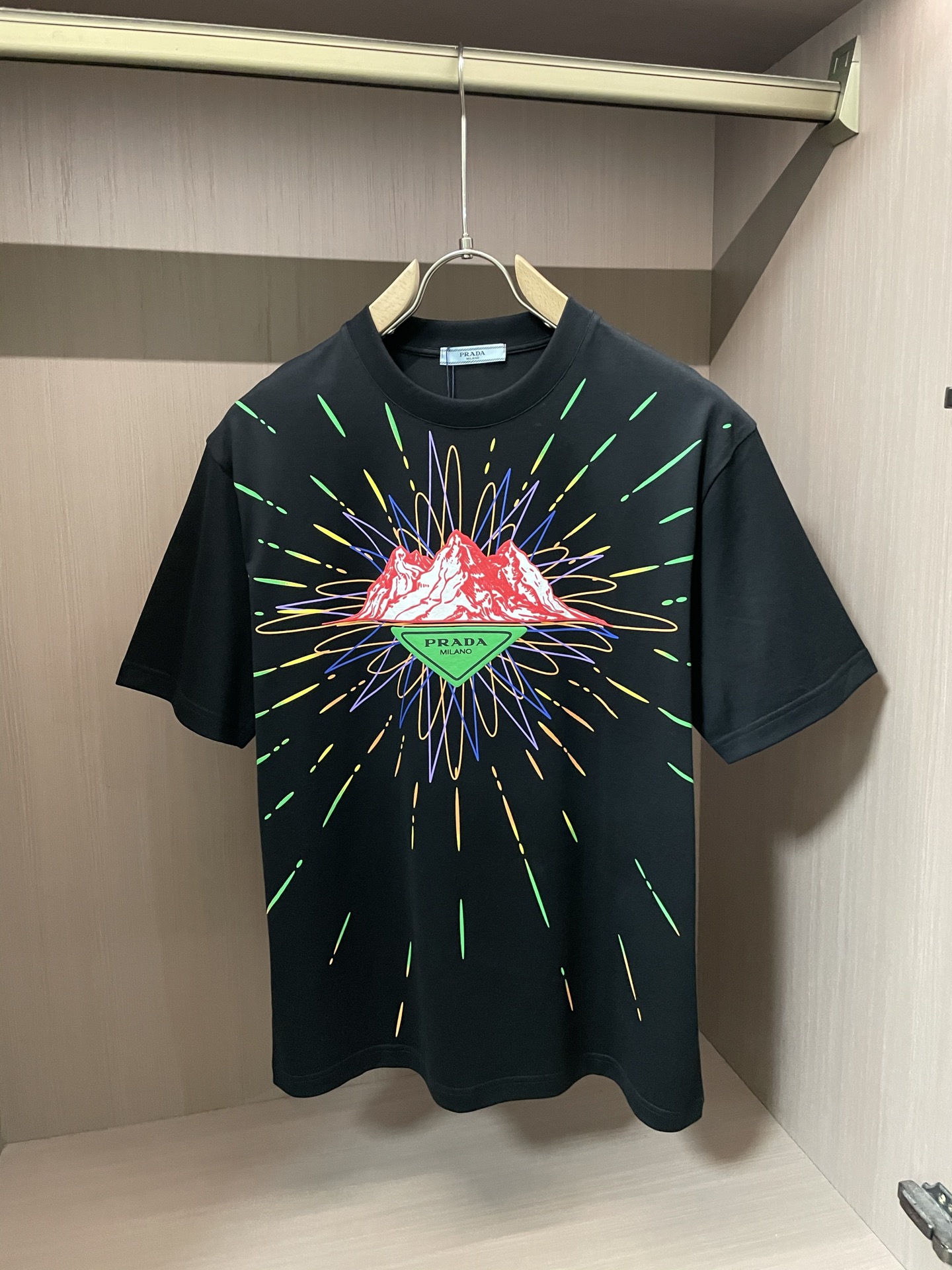 NO:431034,Prad's new spring and summer new style first-time counter has the latest short-sleeved round-neck T-shirt with high-end customization and avant-garde and fashionable design!  Brand logo emphasizes craftsmanship design, high-end customized fabric, soft feel, comfortable to wear, exquisite counter-level car lines, fine workmanship, and invincible and handsome upper body effect!  A must-have item for handsome men!  Code number M-3XL, prada, T-shirt,tees, t-shirt,alexander wang19860909Prad 2025春夏新款首发专柜最新款短袖圆领T恤 高端订制 设计前卫时尚！品牌logo重工艺设计 高端定制面料.手感柔软.穿着舒适.专柜级别精致车线.做工精细.上身效果无敌帅气！型男必备单品！ 码数M-3XL,,prada,T-shirt,tees，t-shirt,alexander wang,Men's clothing