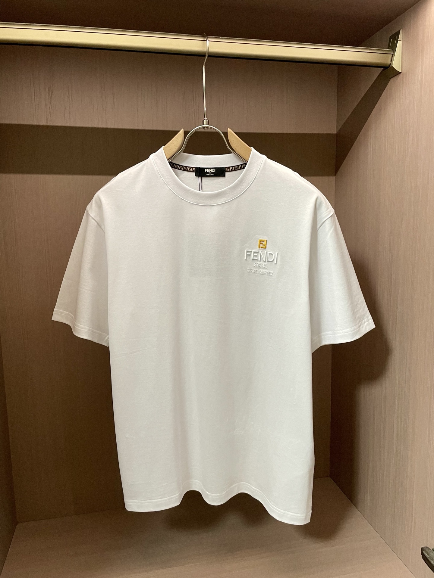 NO:431039,FD 2025 spring and summer new style first-time counter latest short-sleeved round-neck T-shirt, high-end customization, avant-garde and fashionable design!  Brand logo emphasizes craftsmanship design, high-end customized fabric, soft feel, comfortable to wear, exquisite counter-level car lines, fine workmanship, and invincible and handsome upper body effect!  A must-have item for handsome men!  Code number M-3XL, T-shirt,tees,t-shirt,alexander wang19860909FD 2025春夏新款首发专柜最新款短袖圆领T恤 高端订制 设计前卫时尚！品牌logo重工艺设计 高端定制面料.手感柔软.穿着舒适.专柜级别精致车线.做工精细.上身效果无敌帅气！型男必备单品！ 码数M-3XL,,T-shirt,tees，t-shirt,alexander wang,Men's clothing