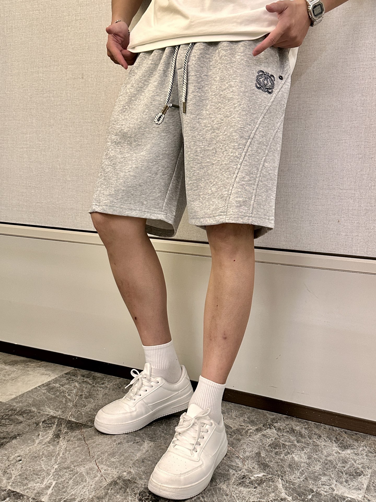 NO:431056,Loewe 2025 summer shorts!  All-match elastic waist casual pinch pants!  Elastic waist, insert bags on both sides. The fabric is made of customer-supplied fixed-woven high-strength pure cotton material. The upper body is breathable, soft and skin-friendly, with a delicate feel. The waist is knitted elastic waist and drawstring. You don’t have to worry about the discomfort of being too loose or too tight on the upper body. Whether at home, going out or traveling, it is your best choice for summer!  Count 29-36, loewe, shorts, alexander wang19860909Loewe 2025夏季短裤！百搭松紧腰休闲五分裤！松紧腰 两侧插袋 面料采用客供定织高支纯棉料,上身透气,柔软亲肤,手感细腻、 腰部针织松紧腰加抽绳,上身不用担心过松过紧的不舒适感 ,无论居家,外出,旅游,都是您夏日的最佳选择！ 码数29-36,,loewe,shorts,alexander wang,Men's clothing