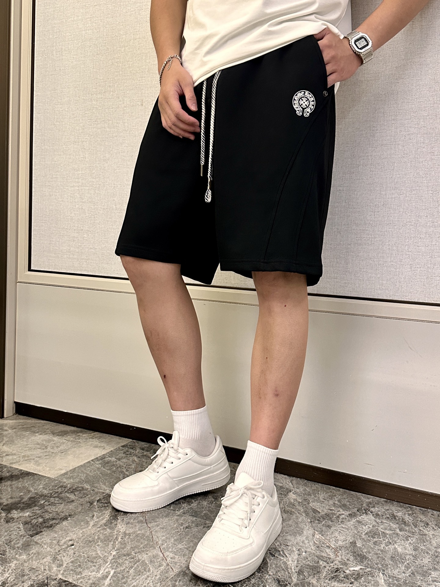 NO:431060,Crowxin 2025 summer shorts!  All-match elastic waist casual pinch pants!  Elastic waist, insert bags on both sides. The fabric is made of customer-supplied fixed-woven high-strength pure cotton material. The upper body is breathable, soft and skin-friendly, with a delicate feel. The waist is knitted elastic waist and drawstring. You don’t have to worry about the discomfort of being too loose or too tight on the upper body. Whether at home, going out or traveling, it is your best choice for summer!  Number of codes 29-36, Chrome hearts, shorts, alexander wang19860909克罗心 2025夏季短裤！百搭松紧腰休闲五分裤！松紧腰 两侧插袋 面料采用客供定织高支纯棉料,上身透气,柔软亲肤,手感细腻、 腰部针织松紧腰加抽绳,上身不用担心过松过紧的不舒适感 ,无论居家,外出,旅游,都是您夏日的最佳选择！ 码数29-36,,chrome hearts,shorts,alexander wang,Men's clothing