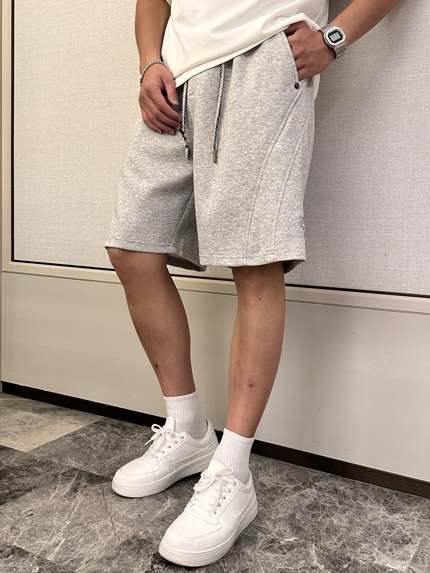 NO:442103,Archaeopteryx 2025 summer shorts!  All-match elastic waist casual pinch pants!  Elastic waist, insert bags on both sides. The fabric is made of customer-supplied fixed-woven high-strength pure cotton material. The upper body is breathable, soft and skin-friendly, with a delicate feel. The waist is knitted elastic waist and drawstring. You don’t have to worry about the discomfort of being too loose or too tight on the upper body. Whether at home, going out or traveling, it is your best choice for summer!  Count 29-36, arc'teryx, shorts, alexander wang19860909始祖鸟 2025夏季短裤！百搭松紧腰休闲五分裤！松紧腰 两侧插袋 面料采用客供定织高支纯棉料,上身透气,柔软亲肤,手感细腻、 腰部针织松紧腰加抽绳,上身不用担心过松过紧的不舒适感 ,无论居家,外出,旅游,都是您夏日的最佳选择！ 码数29-36,arc'teryx,shorts,alexander wang,Men's clothing