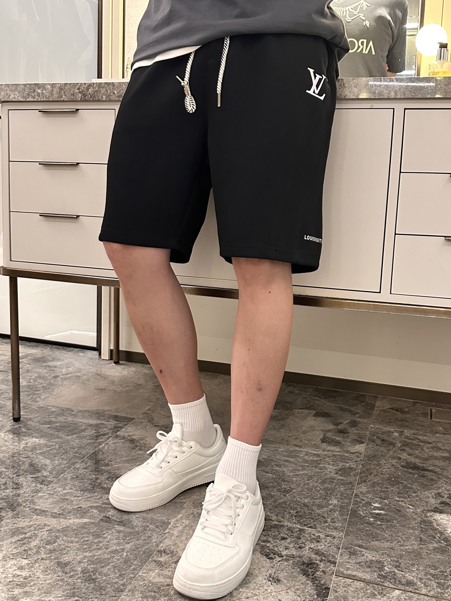 NO:431064,Lv 2025 summer shorts!  All-match elastic waist casual pinch pants!  Elastic waist, insert bags on both sides. The fabric is made of customer-supplied fixed-woven high-strength pure cotton material. The upper body is breathable, soft and skin-friendly, with a delicate feel. The waist is knitted elastic waist and drawstring. You don’t have to worry about the discomfort of being too loose or too tight on the upper body. Whether at home, going out or traveling, it is your best choice for summer!  Count 29-36, louis vuitton, shorts, alexander wang19860909Lv 2025夏季短裤！百搭松紧腰休闲五分裤！松紧腰 两侧插袋 面料采用客供定织高支纯棉料,上身透气,柔软亲肤,手感细腻、 腰部针织松紧腰加抽绳,上身不用担心过松过紧的不舒适感 ,无论居家,外出,旅游,都是您夏日的最佳选择！ 码数29-36,,louis vuitton,shorts,alexander wang,Men's clothing