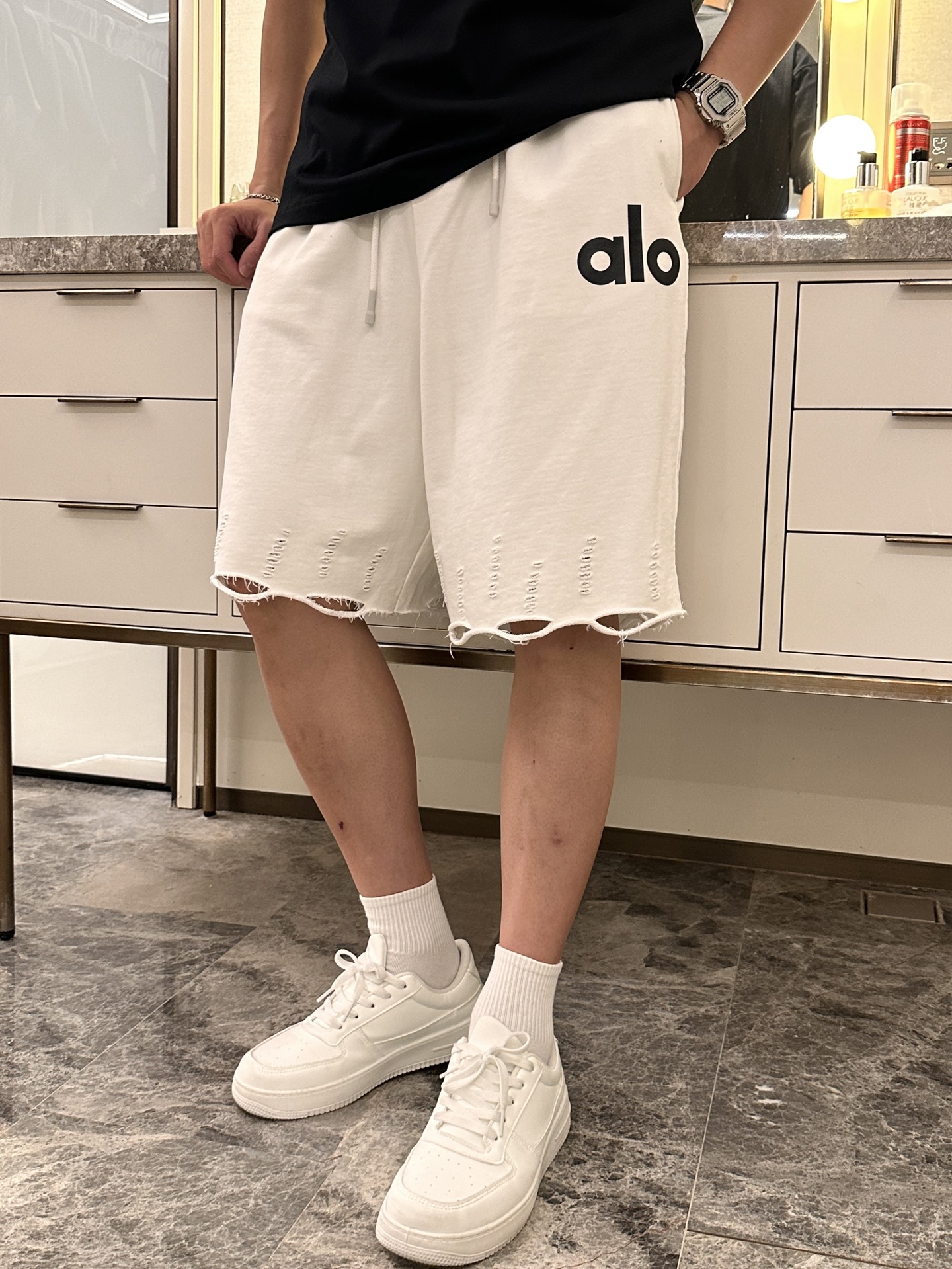 NO:431066,alo 2025 spring and summer new shorts are full of lazy and fashionable atmosphere. The loose style, paired with a drawstring design, is casual and free, giving the body a free and unrestrained stretching space. The iconic brand letters on the side are simple but eye-catching, showing a unique style. The natural ripped edges at the edges are like brushstrokes that are picked out casually, inadvertently outlining the lazy charm. A versatile single item!  Summer must-have size m-xxl, shorts, alexander wang19860909alo 2025春夏新品短裤,满溢慵懒时尚气息.宽松的版型,搭配抽绳设计,随性自在,给予身体无拘无束的舒展空间.侧边标志性的品牌字母,简约却吸睛,彰显独特风格.边缘处自然的破洞毛边,如信手拈来的笔触,不经意间勾勒出慵懒韵味.百搭单品！夏日必备款 尺码m-xxl,,shorts,alexander wang,Men's clothing
