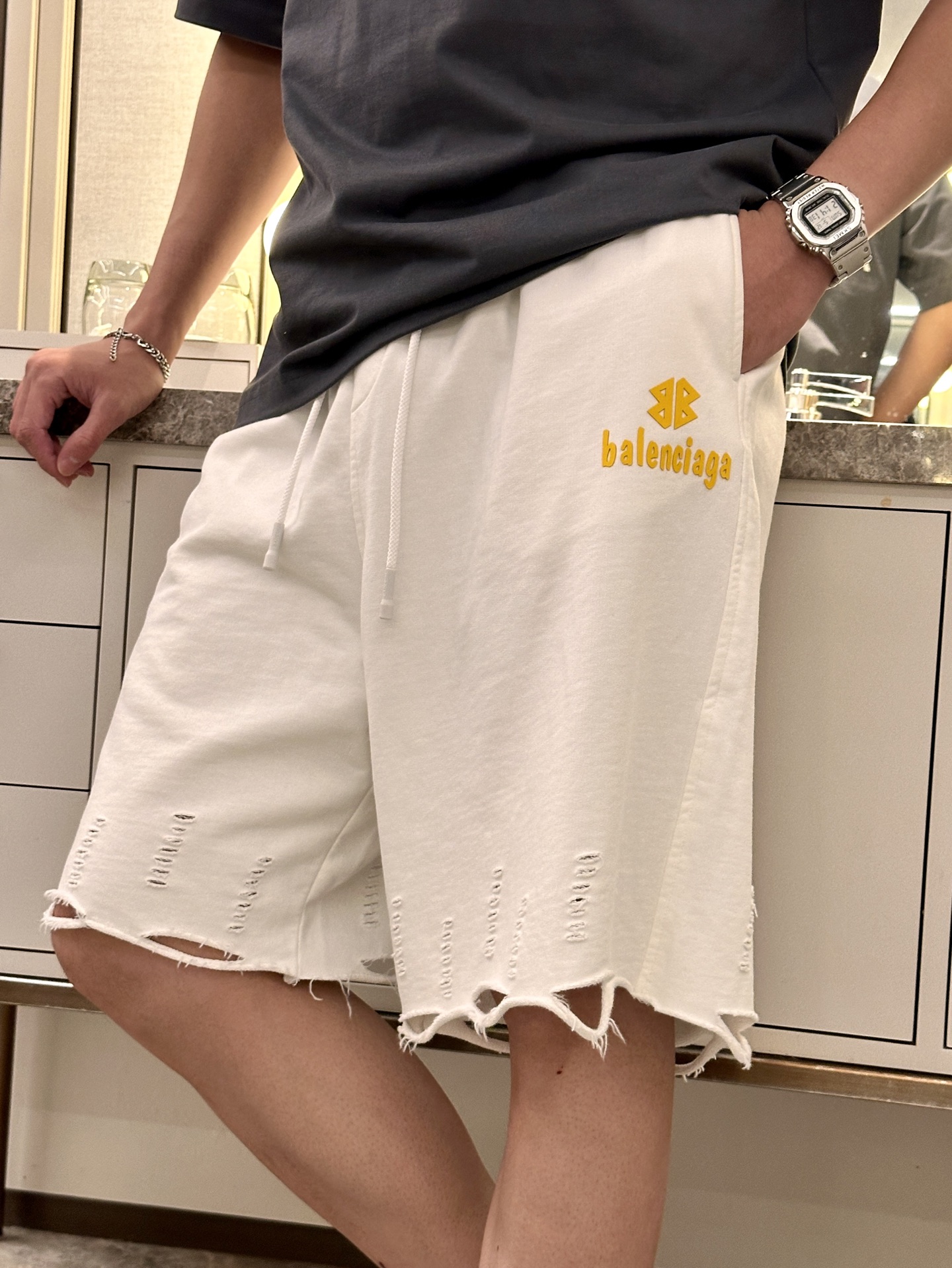 NO:431071,Balenciaga's new spring and summer shorts are full of lazy and fashionable atmosphere. The loose style, paired with a drawstring design, is casual and free, giving the body a free and unrestrained stretching space. The iconic brand letters on the side are simple but eye-catching, showing a unique style. The natural ripped edges at the edges are like brushstrokes that are picked out casually, inadvertently outlining the lazy charm. A versatile single item!  Summer must-have size m-xxl, balenciaga, shorts, alexander wang19860909巴黎世家 2025春夏新品短裤,满溢慵懒时尚气息.宽松的版型,搭配抽绳设计,随性自在,给予身体无拘无束的舒展空间.侧边标志性的品牌字母,简约却吸睛,彰显独特风格.边缘处自然的破洞毛边,如信手拈来的笔触,不经意间勾勒出慵懒韵味.百搭单品！夏日必备款 尺码m-xxl,,balenciaga,shorts,alexander wang,Men's clothing