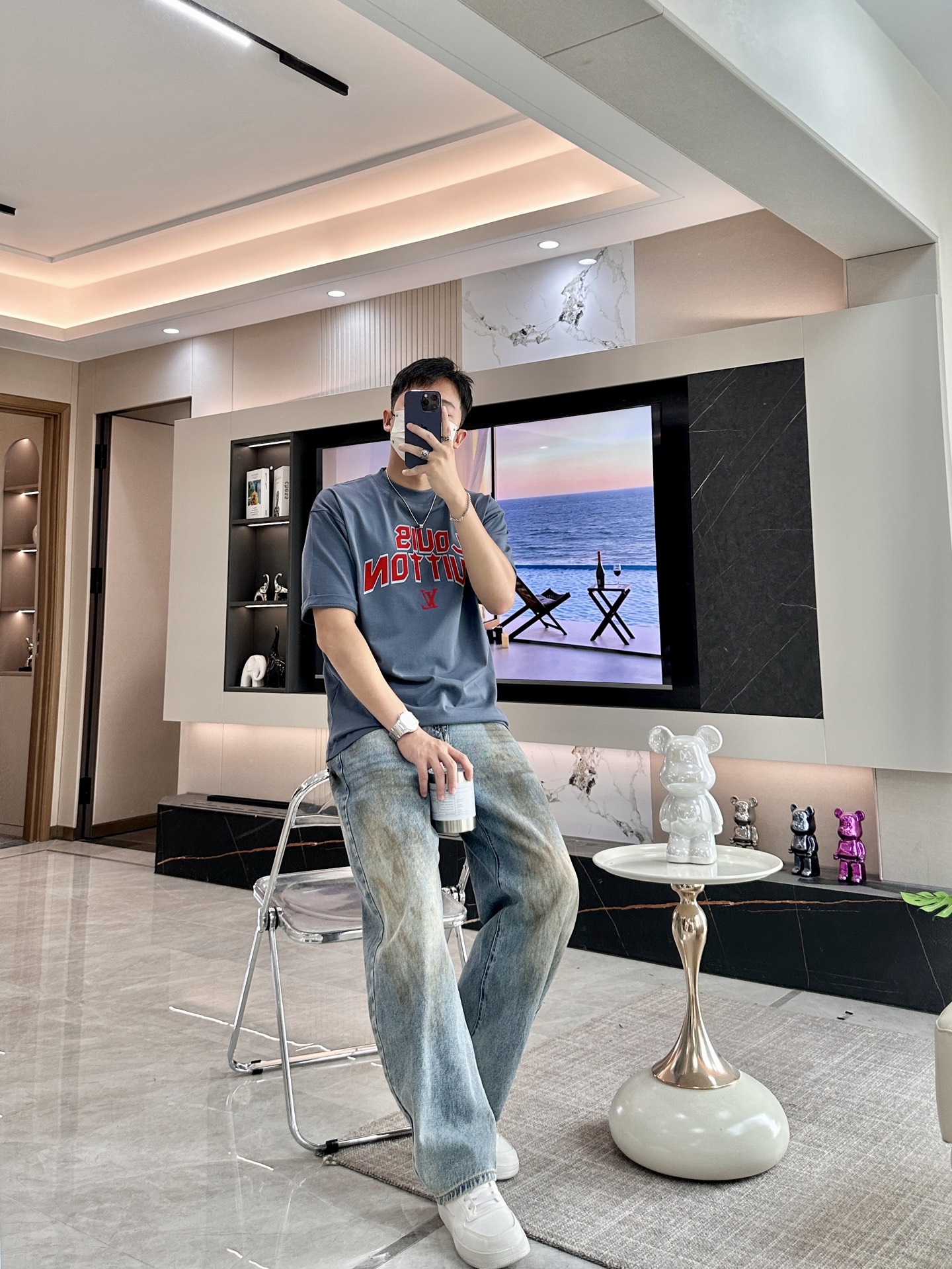 NO:431075,Lv 2025 spring and summer style/official website synchronization The fabric is made of heavy pure cotton combed cotton fabric, OS loose style, and the upper body style is super positive!  Everyday versatile, a must-have item for wardrobe!  Size S-3XL (Large-size) Size/part S M L XL 2XL 3XL Shoulder width 52 54 56 57 59 60 Clothes length 70 72.75.78.82.85. Bust 54 56.58.60.62.64. Sleeve length 24 26 27 28 29 30,,louis vuitton,alexander wang19860909Lv 2025春夏款/官网同步 面料采用重磅纯棉精梳棉面料,OS宽松版型,上身版型超正！日常百搭,衣橱必备单品！ 尺码 S-3XL（版型偏大） 码数/部位S M L XL 2XL 3XL 肩宽 52 54 56 57 59 60 衣长70 72.75.78.82.85. 胸围 54 56.58.60.62.64. 袖长24 26 27 28 29 30,,louis vuitton,alexander wang,Men's clothing