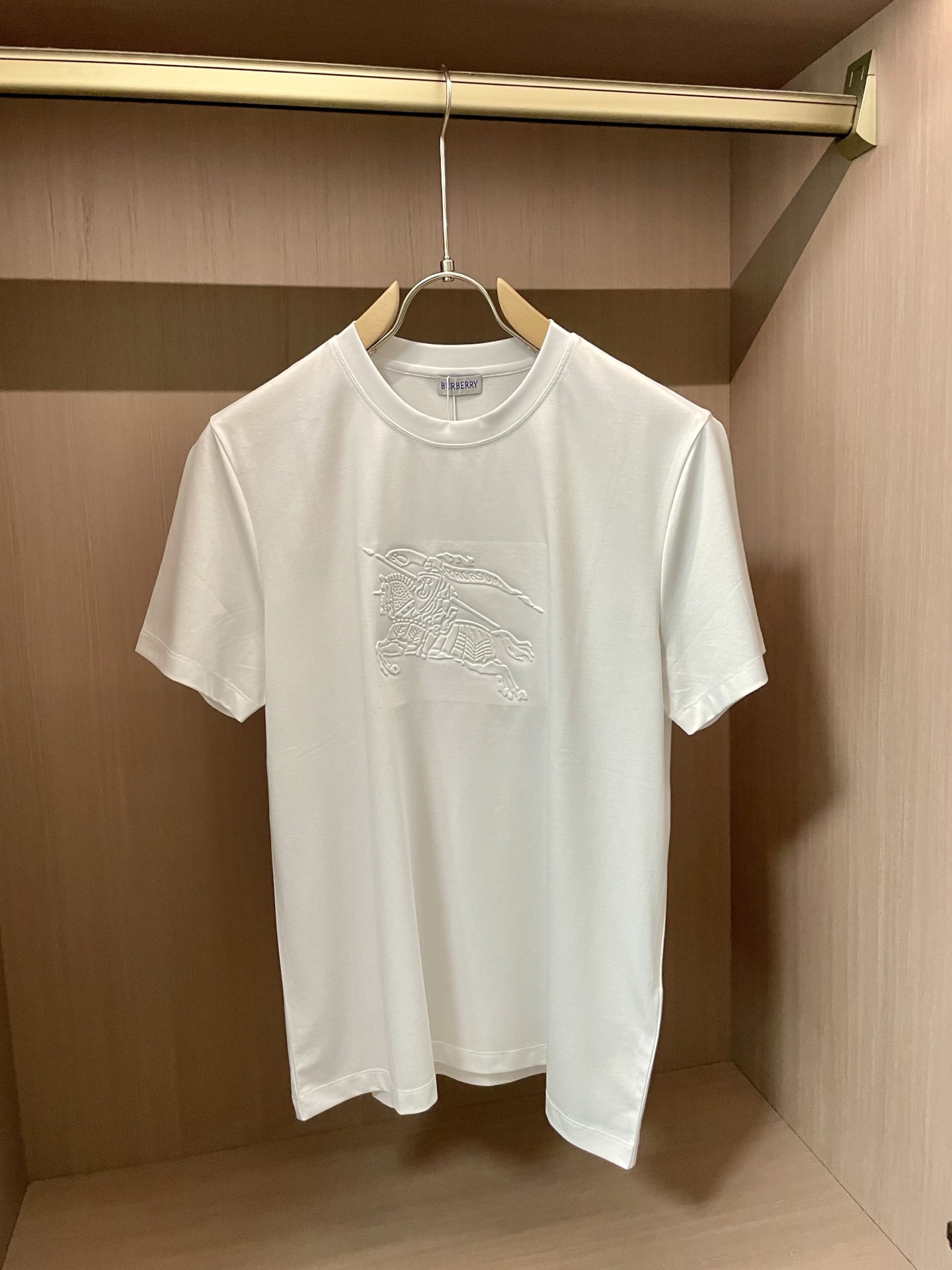 NO:437264,Bur big recommendation!  2025ss summer clothing new products, on sale in counter, the latest series of pattern logo short-sleeved T-shirts, the rhythm of each person having to hand in one piece!  Imported top high-density mercerized cotton fabric is extremely skin-friendly and comfortable. It is very delicate to touch, has a good texture, and perfectly reflects the three-dimensional feeling. It is in line with the brand's consistent design style. It is a very good overall style. It is completely fine to wear it alone. Size M-XXXL, burberry, T-shirt, tees, t-shirt, alexander wang19860909Bur 重磅推荐！2025ss夏装新品 专柜在售 最新系列图案logo短袖T恤 必须人手一件的节奏！进口顶极高密度丝光棉面料,极为亲肤舒适 摸上去非常的细腻,质感很好,完美体现立体感 符合品牌一贯设计风格,整体非常不错的一款,内搭单穿都完全没问题 尺码M-XXXL,,burberry,T-shirt,tees，t-shirt,alexander wang,Men's clothing