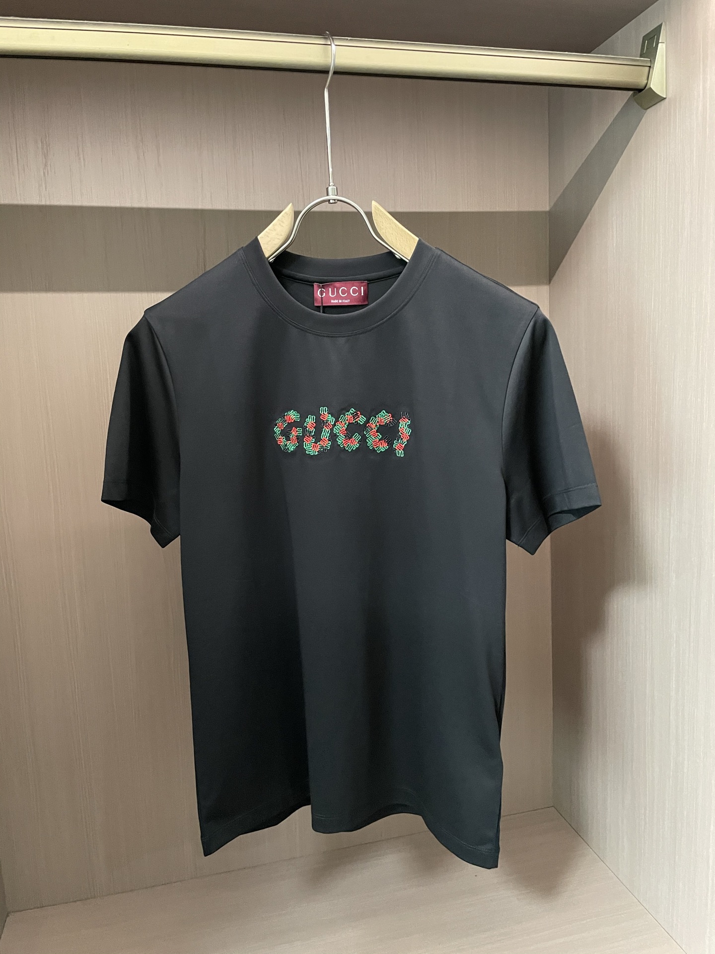 NO:437272,Gucc’s big recommendation!  2025ss summer clothing new products, on sale in counter, the latest series of pattern logo short-sleeved T-shirts, the rhythm of each person having to hand in one piece!  Imported top high-density mercerized cotton fabric is extremely skin-friendly and comfortable. It is very delicate to touch, has a good texture, and perfectly reflects the three-dimensional feeling. It is in line with the brand's consistent design style. It is a very good overall style. It is completely fine to wear it alone. Size M-XXXL, gucci, T-shirt,tees, t-shirt,alexander wang19860909Gucc 重磅推荐！2025ss夏装新品 专柜在售 最新系列图案logo短袖T恤 必须人手一件的节奏！进口顶极高密度丝光棉面料,极为亲肤舒适 摸上去非常的细腻,质感很好,完美体现立体感 符合品牌一贯设计风格,整体非常不错的一款,内搭单穿都完全没问题 尺码M-XXXL,,gucci,T-shirt,tees，t-shirt,alexander wang,Men's clothing