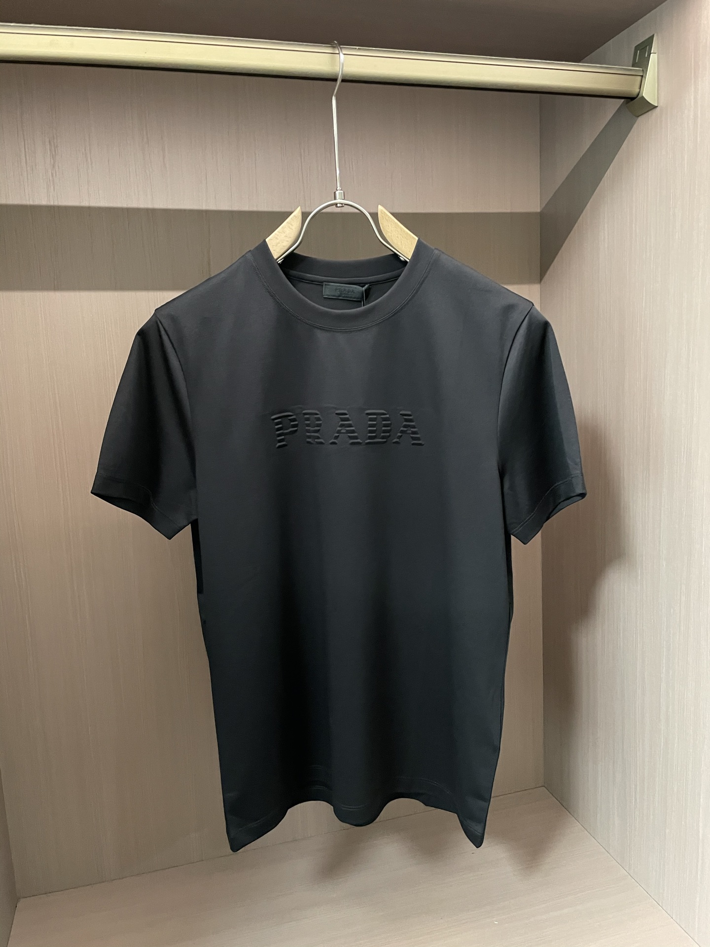 NO:437278,Prad's big recommendation!  2025ss summer clothing new products, on sale in counter, the latest series of pattern logo short-sleeved T-shirts, the rhythm of each person having to hand in one piece!  Imported top high-density mercerized cotton fabric is extremely skin-friendly and comfortable. It is very delicate to touch, has a good texture, and perfectly reflects the three-dimensional feeling. It is in line with the brand's consistent design style. It is a very good overall style. It is completely fine to wear it alone. Size M-XXXL, prada, T-shirt,tees, t-shirt,alexander wang19860909Prad 重磅推荐！2025ss夏装新品 专柜在售 最新系列图案logo短袖T恤 必须人手一件的节奏！进口顶极高密度丝光棉面料,极为亲肤舒适 摸上去非常的细腻,质感很好,完美体现立体感 符合品牌一贯设计风格,整体非常不错的一款,内搭单穿都完全没问题 尺码M-XXXL,,prada,T-shirt,tees，t-shirt,alexander wang,Men's clothing