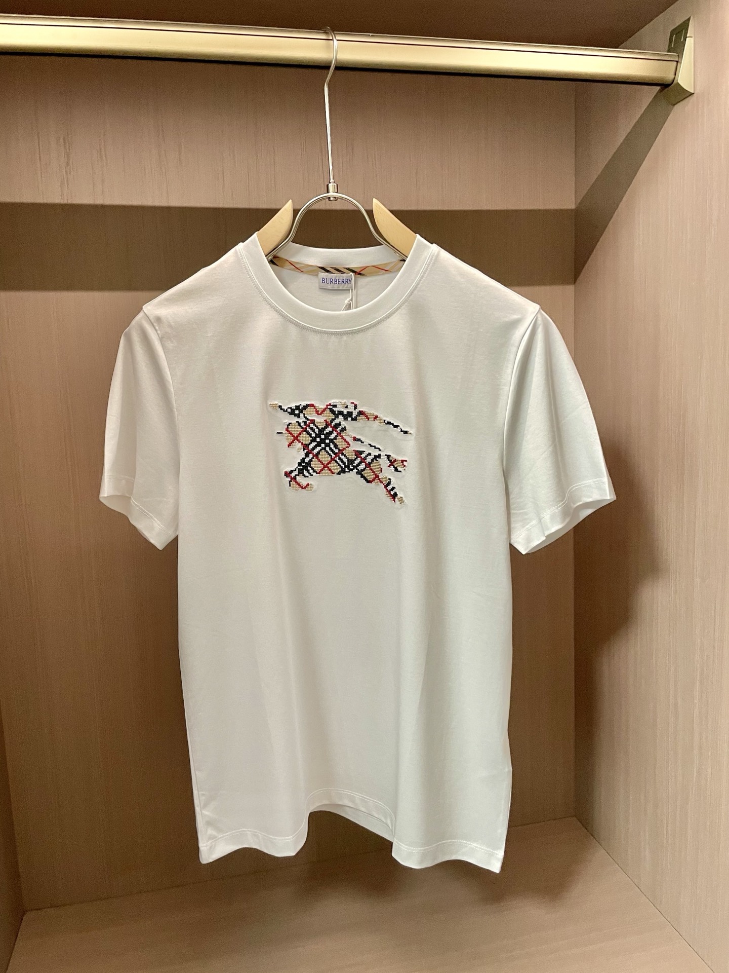 NO:437284,Bur big recommendation!  2025ss summer clothing new products, on sale in counter, the latest series of pattern logo short-sleeved T-shirts, the rhythm of each person having to hand in one piece!  Imported top high-density mercerized cotton fabric is extremely skin-friendly and comfortable. It is very delicate to touch, has a good texture, and perfectly reflects the three-dimensional feeling. It is in line with the brand's consistent design style. It is a very good overall style. It is completely fine to wear it alone. Size M-XXXL, burberry, T-shirt, tees, t-shirt, alexander wang19860909Bur 重磅推荐！2025ss夏装新品 专柜在售 最新系列图案logo短袖T恤 必须人手一件的节奏！进口顶极高密度丝光棉面料,极为亲肤舒适 摸上去非常的细腻,质感很好,完美体现立体感 符合品牌一贯设计风格,整体非常不错的一款,内搭单穿都完全没问题 尺码M-XXXL,,burberry,T-shirt,tees，t-shirt,alexander wang,Men's clothing