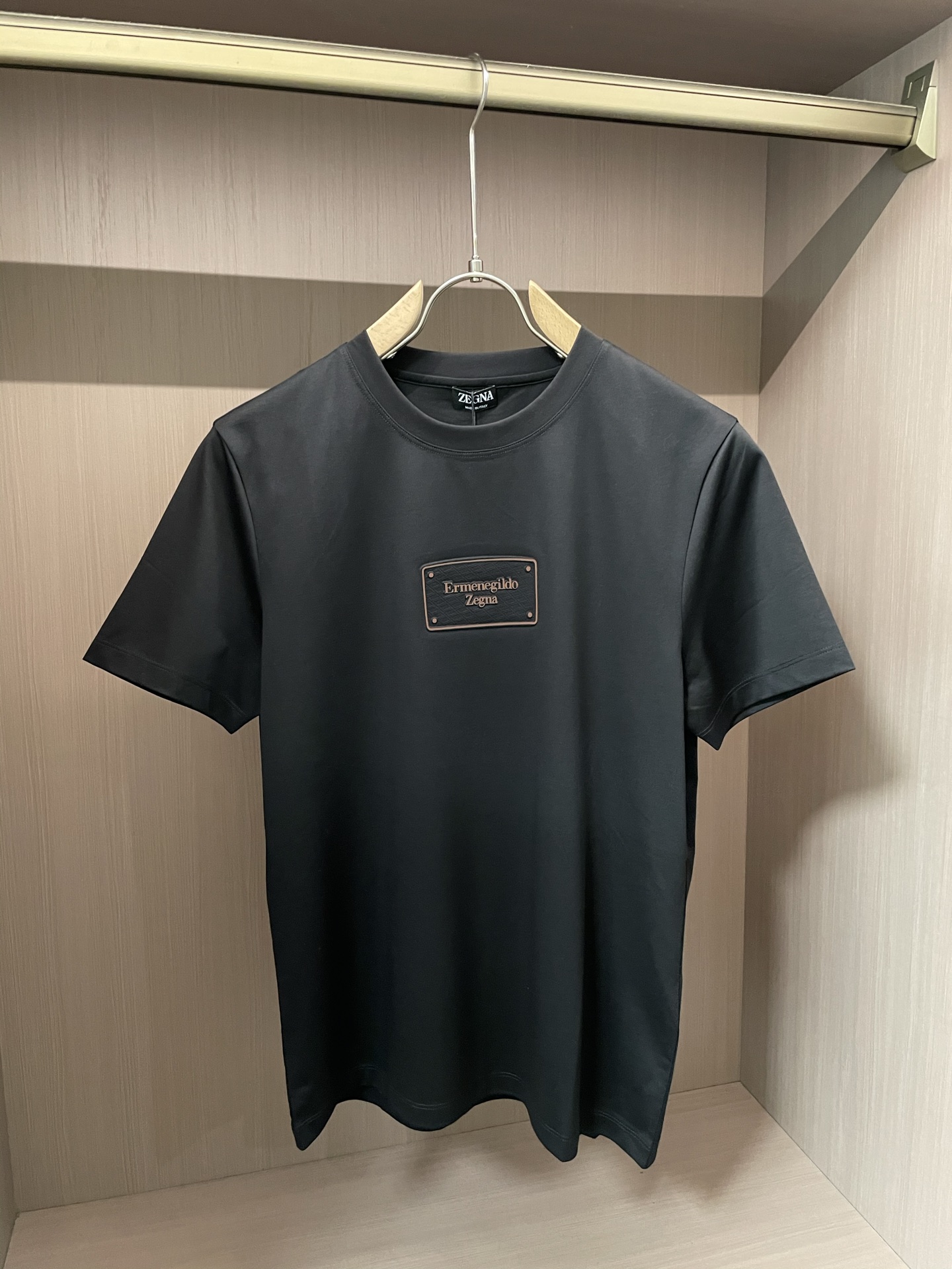 NO:437290,Jenya Recommended!  2025ss summer clothing new products, on sale in counter, the latest series of pattern logo short-sleeved T-shirts, the rhythm of each person having to hand in one piece!  Imported top high-density mercerized cotton fabric is extremely skin-friendly and comfortable. It is very delicate to touch, has a good texture, and perfectly reflects the three-dimensional feeling. It is in line with the brand's consistent design style. It is a very good overall style. It is completely fine to wear it alone. Size M-XXXL, zegna, T-shirt,tees, t-shirt,alexander wang19860909杰尼亚 重磅推荐！2025ss夏装新品 专柜在售 最新系列图案logo短袖T恤 必须人手一件的节奏！进口顶极高密度丝光棉面料,极为亲肤舒适 摸上去非常的细腻,质感很好,完美体现立体感 符合品牌一贯设计风格,整体非常不错的一款,内搭单穿都完全没问题 尺码M-XXXL,,zegna,T-shirt,tees，t-shirt,alexander wang,Men's clothing