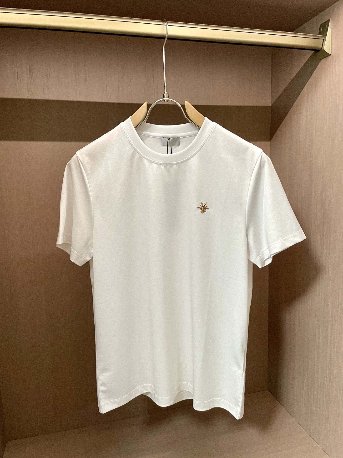 NO:437296,Dior's big recommendation!  2025ss summer clothing new products, on sale in counter, the latest series of pattern logo short-sleeved T-shirts, the rhythm of each person having to hand in one piece!  Imported top high-density mercerized cotton fabric is extremely skin-friendly and comfortable. It is very delicate to touch, has a good texture, and perfectly reflects the three-dimensional feeling. It is in line with the brand's consistent design style. It is a very good overall style. It is completely fine to wear it alone. Size M-XXXL, dior, T-shirt,tees, t-shirt,alexander wang19860909Dior 重磅推荐！2025ss夏装新品 专柜在售 最新系列图案logo短袖T恤 必须人手一件的节奏！进口顶极高密度丝光棉面料,极为亲肤舒适 摸上去非常的细腻,质感很好,完美体现立体感 符合品牌一贯设计风格,整体非常不错的一款,内搭单穿都完全没问题 尺码M-XXXL,,dior,T-shirt,tees，t-shirt,alexander wang,Men's clothing