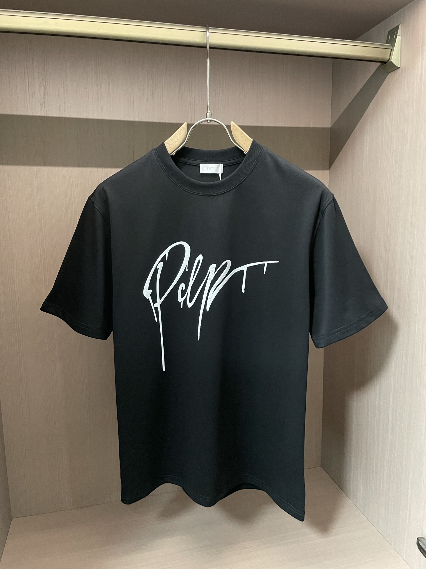 NO:437302,Dior 2025 spring and summer new style first-time counter latest short-sleeved round-neck T-shirt, high-end customization, avant-garde and fashionable design!  Brand logo emphasizes craftsmanship design, high-end customized fabric, soft feel, comfortable to wear, exquisite counter-level car lines, fine workmanship, and invincible and handsome upper body effect!  A must-have item for handsome men!  Code number M-3XL 3,,dior,T-shirt,tees,t-shirt,alexander wang19860909Dior 2025春夏新款首发专柜最新款短袖圆领T恤 高端订制 设计前卫时尚！品牌logo重工艺设计 高端定制面料.手感柔软.穿着舒适.专柜级别精致车线.做工精细.上身效果无敌帅气！型男必备单品！ 码数M-3XL 3,,dior,T-shirt,tees，t-shirt,alexander wang,Men's clothing