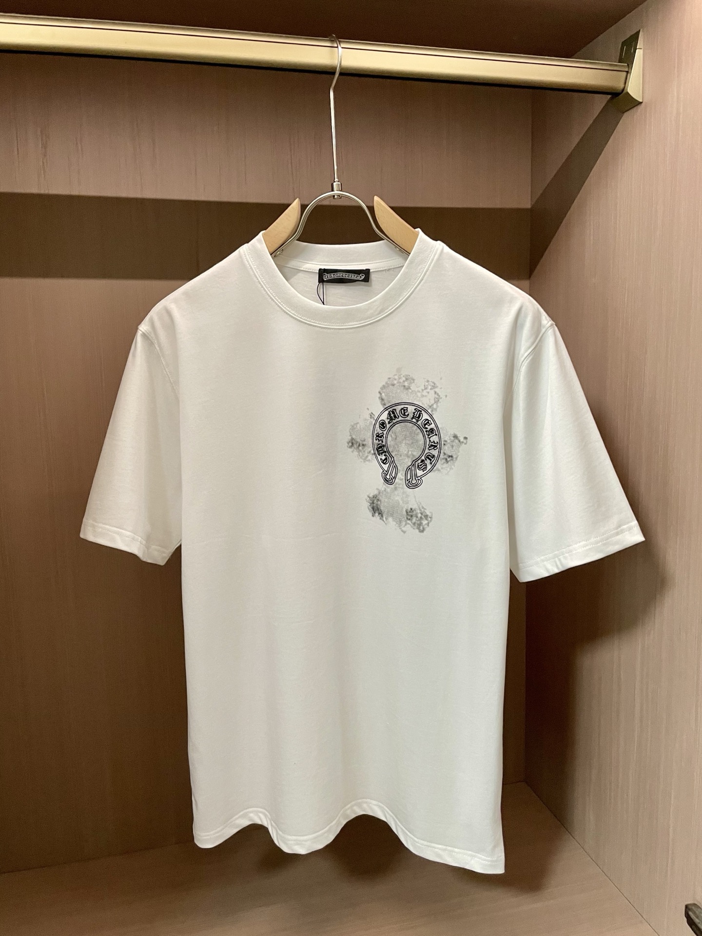 NO:437308,Croxin 2025 spring and summer new first-time counter latest short-sleeved round-neck T-shirt, high-end customization, avant-garde and fashionable design!  Brand logo emphasizes craftsmanship design, high-end customized fabric, soft feel, comfortable to wear, exquisite counter-level car lines, fine workmanship, and invincible and handsome upper body effect!  A must-have item for handsome men!  Code number M-3XL 3, chrome hearts, T-shirt,tees, t-shirt,alexander wang19860909克罗心 2025春夏新款首发专柜最新款短袖圆领T恤 高端订制 设计前卫时尚！品牌logo重工艺设计 高端定制面料.手感柔软.穿着舒适.专柜级别精致车线.做工精细.上身效果无敌帅气！型男必备单品！ 码数M-3XL 3,,chrome hearts,T-shirt,tees，t-shirt,alexander wang,Men's clothing