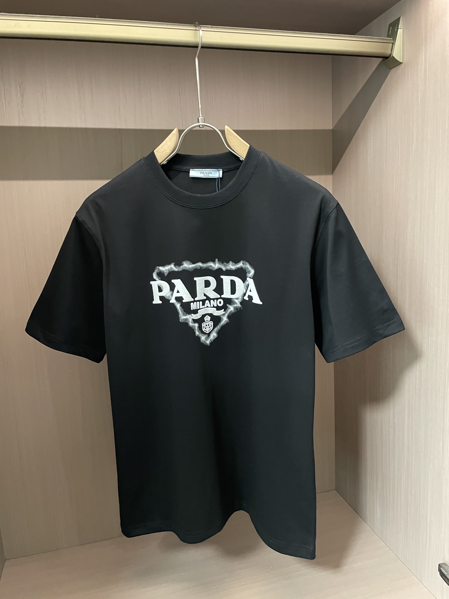 NO:437315,Prad's new spring and summer new style first-time counter has the latest short-sleeved round-neck T-shirt with high-end customization and avant-garde and fashionable design!  Brand logo emphasizes craftsmanship design, high-end customized fabric, soft feel, comfortable to wear, exquisite counter-level car lines, fine workmanship, and invincible and handsome upper body effect!  A must-have item for handsome men!  Code number M-3XL 3, prada, T-shirt,tees, t-shirt,alexander wang19860909Prad 2025春夏新款首发专柜最新款短袖圆领T恤 高端订制 设计前卫时尚！品牌logo重工艺设计 高端定制面料.手感柔软.穿着舒适.专柜级别精致车线.做工精细.上身效果无敌帅气！型男必备单品！ 码数M-3XL 3,,prada,T-shirt,tees，t-shirt,alexander wang,Men's clothing