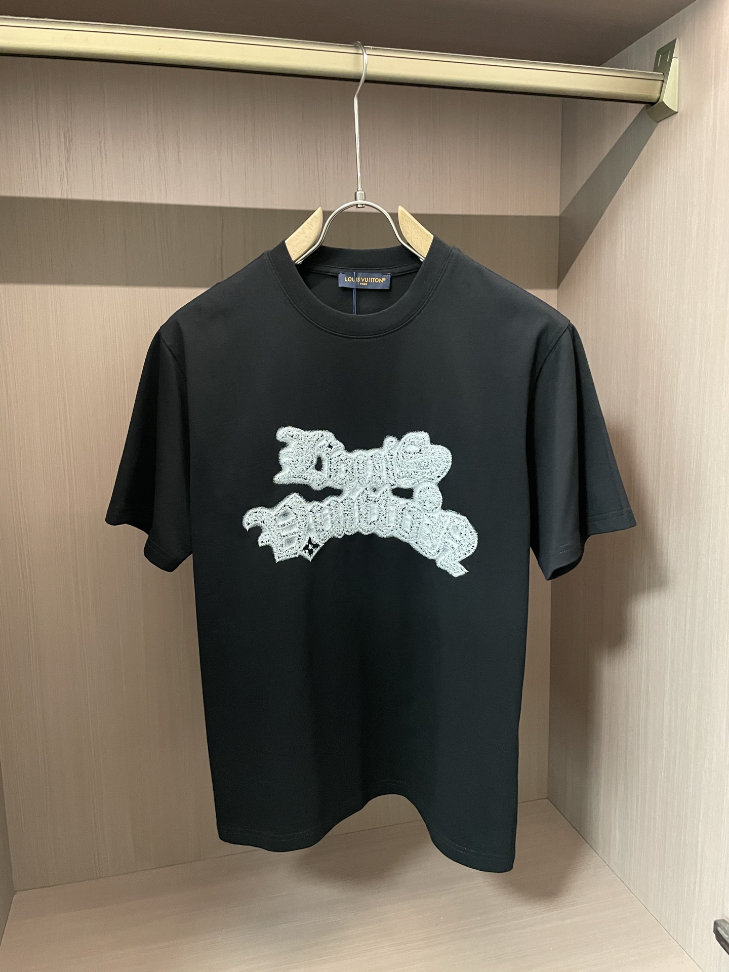 NO:437258,Lv 2025 spring and summer new style first-time counter latest short-sleeved round-neck T-shirt, high-end customization, avant-garde and fashionable design!  Brand logo emphasizes craftsmanship design, high-end customized fabric, soft feel, comfortable to wear, exquisite counter-level car lines, fine workmanship, and invincible and handsome upper body effect!  A must-have item for handsome men!  Code number M-3XL 3, louis vuitton, T-shirt,tees, t-shirt,alexander wang19860909Lv 2025春夏新款首发专柜最新款短袖圆领T恤 高端订制 设计前卫时尚！品牌logo重工艺设计 高端定制面料.手感柔软.穿着舒适.专柜级别精致车线.做工精细.上身效果无敌帅气！型男必备单品！ 码数M-3XL 3,,louis vuitton,T-shirt,tees，t-shirt,alexander wang,Men's clothing