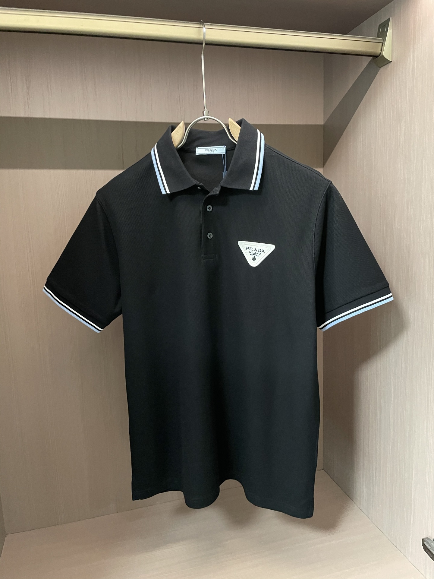 NO:437263,Prad 2025ss summer new style, the latest lapel polo shirt on the official website, matched with brand icons, continues the minimalist and normal design, and is fashionable and elegant!  The color matching is light and versatile, and the details are exquisite and outstanding!  The fabric is made of imported mercerized bead flooring cotton, and the high-quality long-length cotton raw materials are selected!  Skin-friendly and smooth feel, perfect for both comfort and breathability!  The fabric attributes are excellent!  Full of high-end feeling!  Simple and elegant design, extremely versatile and practical!  3 code count m-xxxl, prada,alexander wang19860909Prad 2025ss夏季新款 官网最新款翻领 polo衫,搭配品牌图标,延续极简常态化的设计,时髦与气质于一身！配色轻熟百搭 细节精致出挑！面料采用进口丝光珠地棉,甄选上等长绒棉花原料！亲肤挺滑手感,舒适性与透气性完美兼备！面料属性皆为上乘！高级感十足！ 简约大气的设计 百搭实穿性极高！3 码数m-xxxl,,prada,alexander wang,Men's clothing