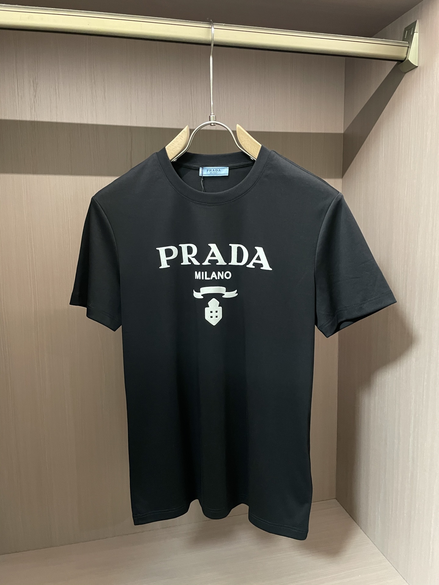 NO:444336,Prad new round neck short-sleeved T-shirt high-end version!  Customized fabrics for counters are breathable and comfortable, with impeccable details, and the brand element design concept reflects high quality. The feel is delicate and soft!  It is casually cut, with a great upper body style!  5-digit M-3XL, prada, T-shirt,tees, t-shirt,alexander wang19860909Prad 新款 圆领 短袖 T恤 高端版本！专柜定制面料 透气舒适度高,细节无可挑剔,品牌元素设计理念,体现高品质.手感细腻柔软！呈现休闲裁剪,上身版型超赞！ 5码数M-3XL,,prada,T-shirt,tees，t-shirt,alexander wang,Men's clothing