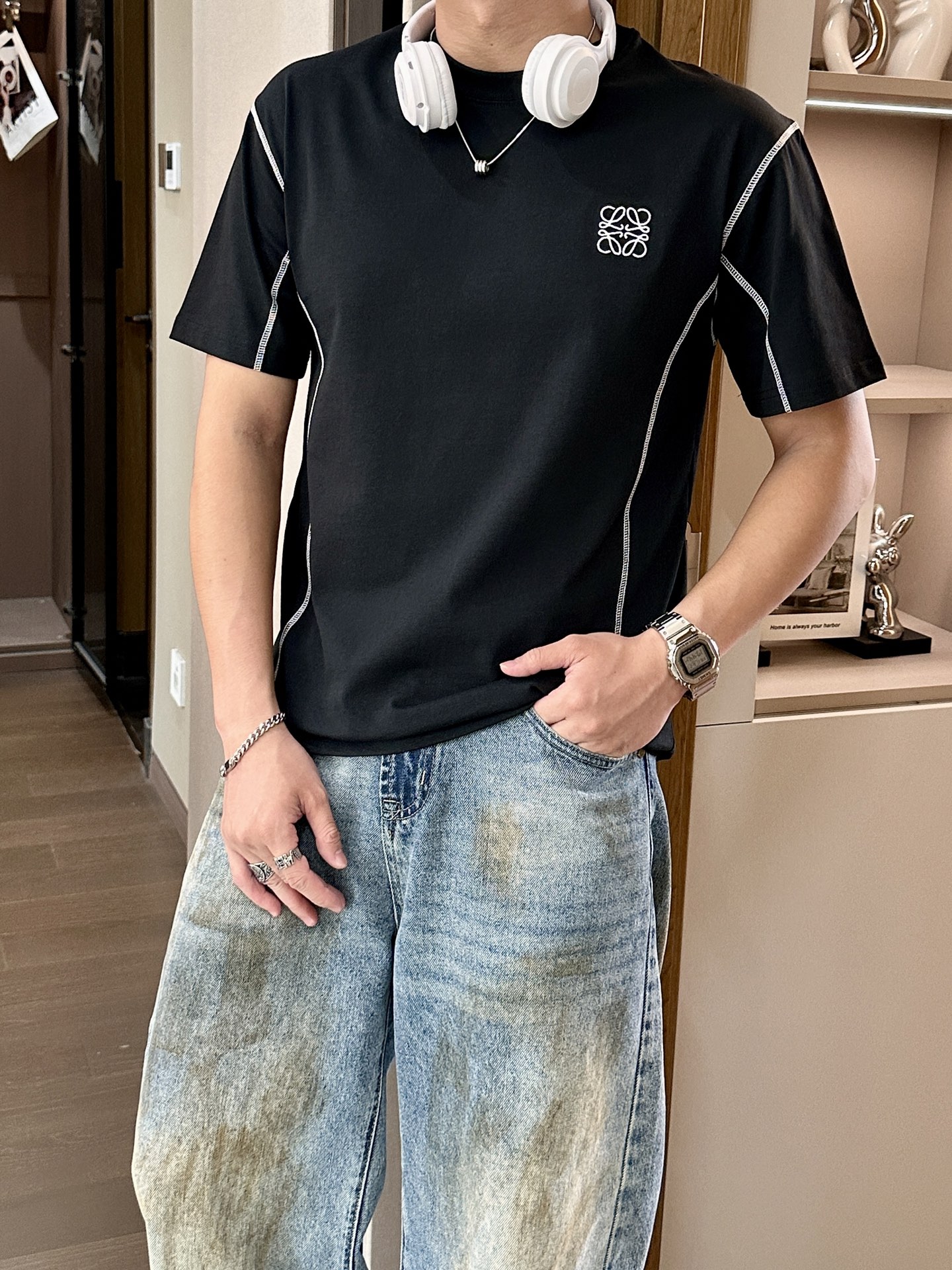 NO:495181,Loewe's new spring and summer first-time counter latest short-sleeved round-neck T-shirt, high-end customization, avant-garde and fashionable design!  Brand logo emphasizes craftsmanship design, high-end customized fabric, soft feel, comfortable to wear, exquisite counter-level car lines, fine workmanship, and invincible and handsome upper body effect!  A must-have item for handsome men!  Code number M-3XL, loewe, T-shirt,tees, t-shirt,alexander wang19860909Loewe 春夏新款首发专柜最新款短袖圆领T恤 高端订制 设计前卫时尚！品牌logo重工艺设计 高端定制面料.手感柔软.穿着舒适.专柜级别精致车线.做工精细.上身效果无敌帅气！型男必备单品！ 码数M-3XL,,loewe,T-shirt,tees，t-shirt,alexander wang,Men's clothing