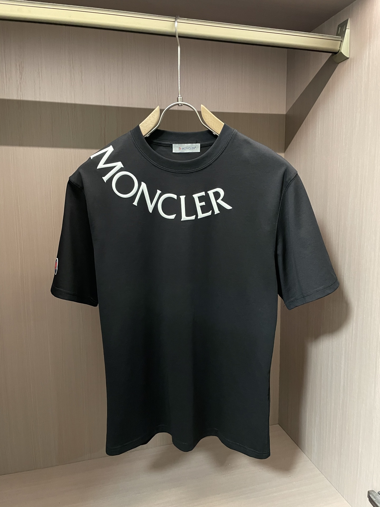 NO:444328,Banded New round neck short-sleeved T-shirt High-end version!  Customized fabrics for counters are breathable and comfortable, with impeccable details, and the brand element design concept reflects high quality. The feel is delicate and soft!  It is casually cut, with a great upper body style!  Code number M-3XL, Moncler, T-shirt,tees, t-shirt,alexander wang19860909蒙口 新款 圆领 短袖 T恤 高端版本！专柜定制面料 透气舒适度高,细节无可挑剔,品牌元素设计理念,体现高品质.手感细腻柔软！呈现休闲裁剪,上身版型超赞！ 码数M-3XL,,Moncler,T-shirt,tees，t-shirt,alexander wang,Men's clothing