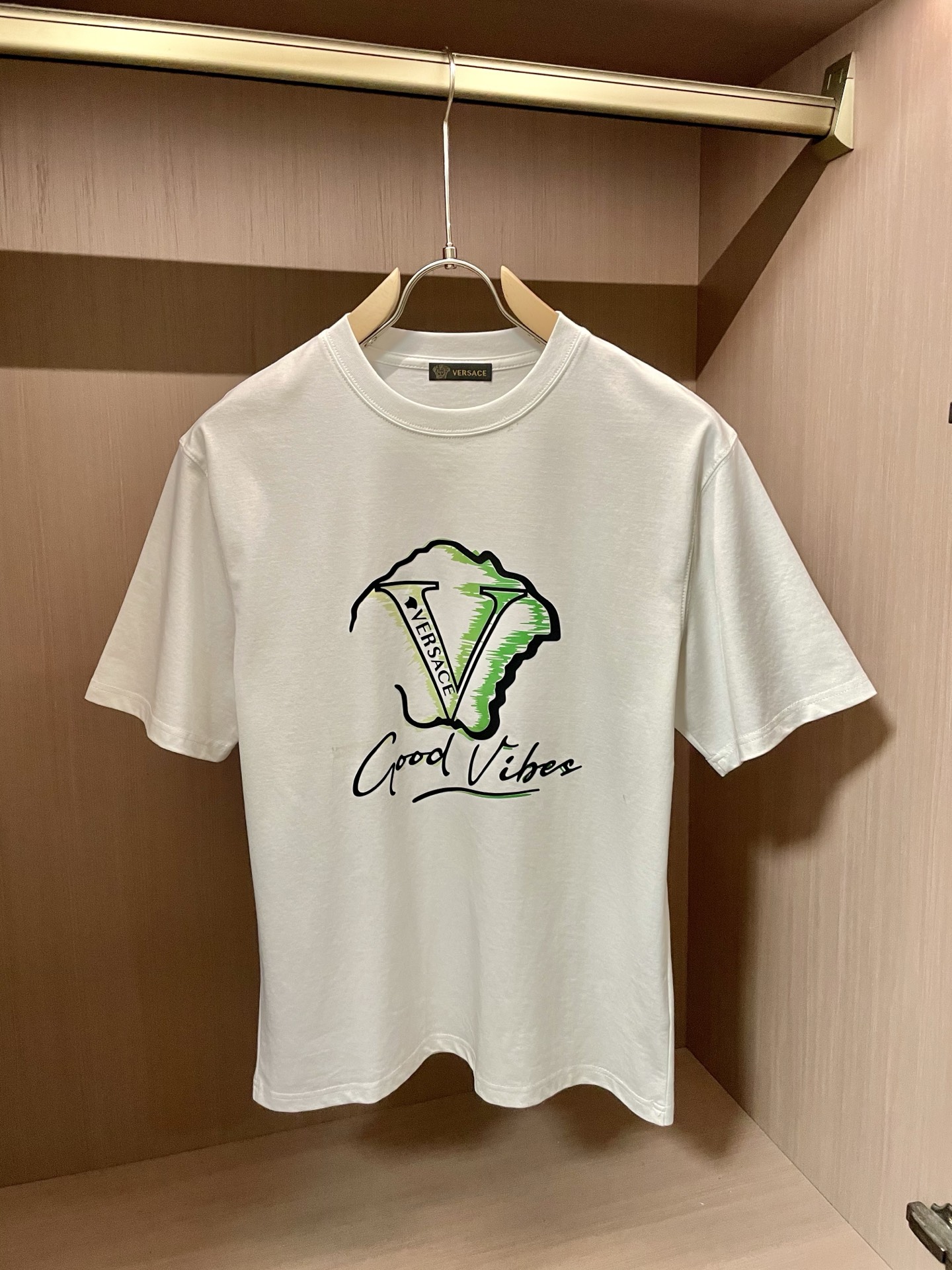 NO:444319,Versace New round neck short-sleeved T-shirt High-end version!  Customized fabrics for counters are breathable and comfortable, with impeccable details, and the brand element design concept reflects high quality. The feel is delicate and soft!  It is casually cut, with a great upper body style!  Code number M-3XL, versace, T-shirt,tees, t-shirt,alexander wang19860909范思哲 新款 圆领 短袖 T恤 高端版本！专柜定制面料 透气舒适度高,细节无可挑剔,品牌元素设计理念,体现高品质.手感细腻柔软！呈现休闲裁剪,上身版型超赞！ 码数M-3XL,,versace,T-shirt,tees，t-shirt,alexander wang,Men's clothing