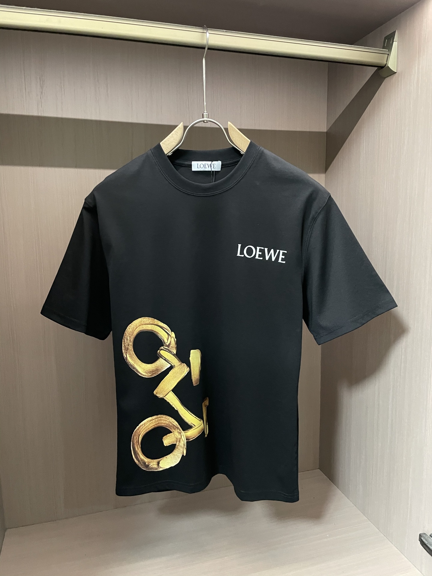 NO:444310,Loewe new round neck short-sleeved T-shirt high-end version!  Customized fabrics for counters are breathable and comfortable, with impeccable details, and the brand element design concept reflects high quality. The feel is delicate and soft!  It is casually cut, with a great upper body style!  Code number M-3XL, loewe, T-shirt,tees, t-shirt,alexander wang19860909Loewe 新款 圆领 短袖 T恤 高端版本！专柜定制面料 透气舒适度高,细节无可挑剔,品牌元素设计理念,体现高品质.手感细腻柔软！呈现休闲裁剪,上身版型超赞！ 码数M-3XL,,loewe,T-shirt,tees，t-shirt,alexander wang,Men's clothing