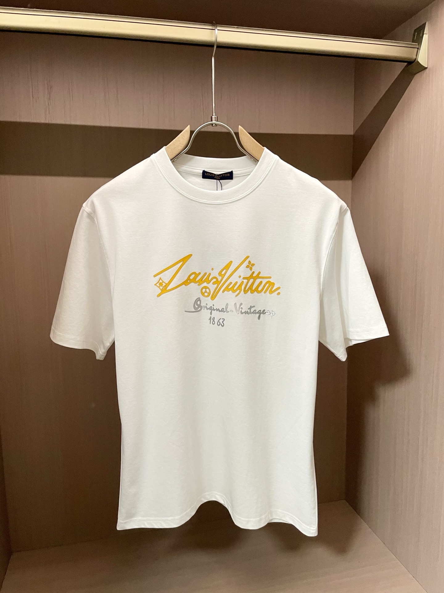 NO:444302,Lv new round neck short-sleeved T-shirt high-end version!  Customized fabrics for counters are breathable and comfortable, with impeccable details, and the brand element design concept reflects high quality. The feel is delicate and soft!  It is casually cut, with a great upper body style!  Code number M-3XL, louis vuitton, T-shirt,tees, t-shirt,alexander wang19860909Lv 新款 圆领 短袖 T恤 高端版本！专柜定制面料 透气舒适度高,细节无可挑剔,品牌元素设计理念,体现高品质.手感细腻柔软！呈现休闲裁剪,上身版型超赞！ 码数M-3XL,,louis vuitton,T-shirt,tees，t-shirt,alexander wang,Men's clothing