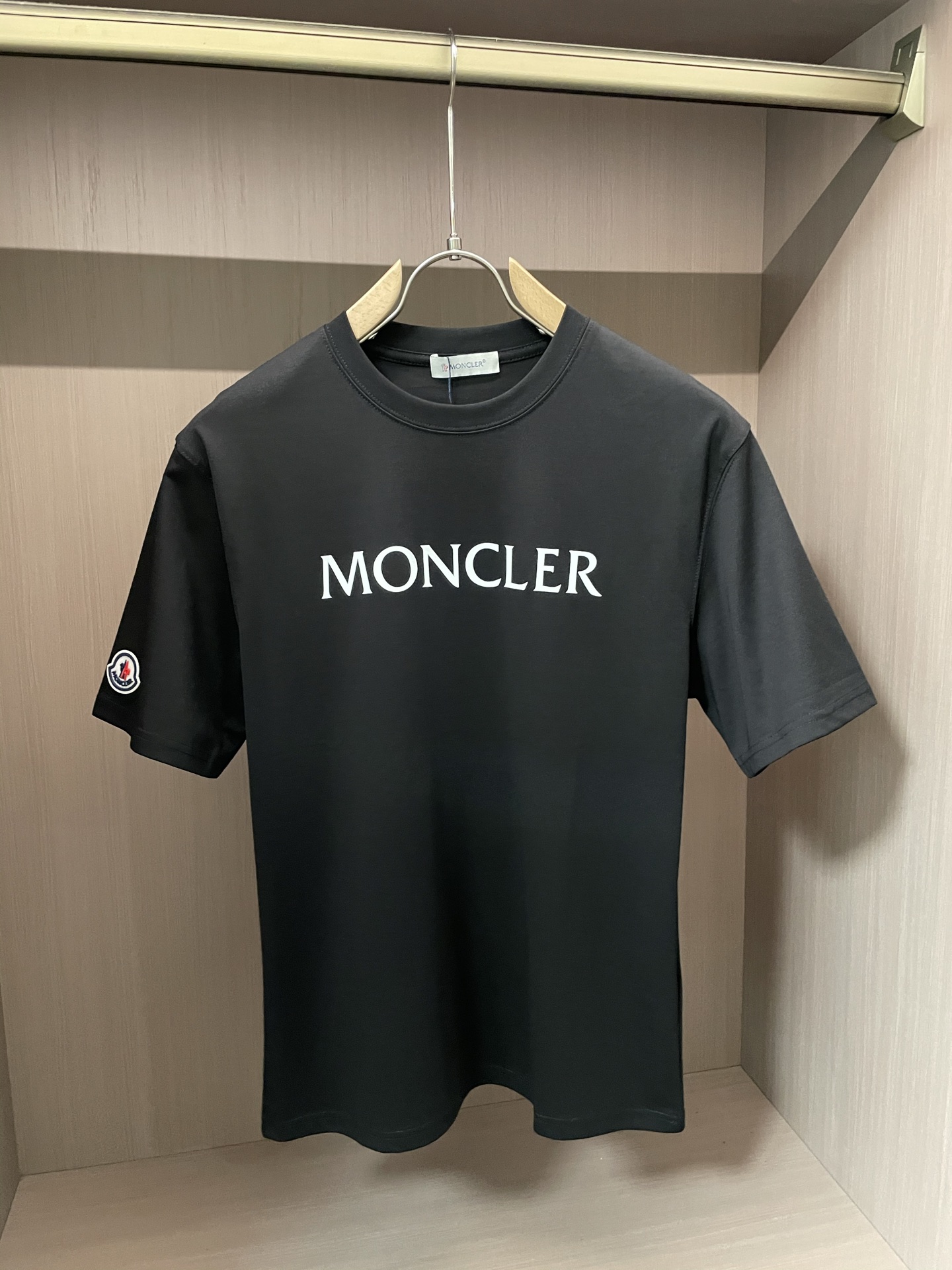 NO:444341,Banded New round neck short-sleeved T-shirt High-end version!  Customized fabrics for counters are breathable and comfortable, with impeccable details, and the brand element design concept reflects high quality. The feel is delicate and soft!  It is casually cut, with a great upper body style!  Code number M-3XL, Moncler, T-shirt,tees, t-shirt,alexander wang19860909蒙口 新款 圆领 短袖 T恤 高端版本！专柜定制面料 透气舒适度高,细节无可挑剔,品牌元素设计理念,体现高品质.手感细腻柔软！呈现休闲裁剪,上身版型超赞！ 码数M-3XL,,Moncler,T-shirt,tees，t-shirt,alexander wang,Men's clothing