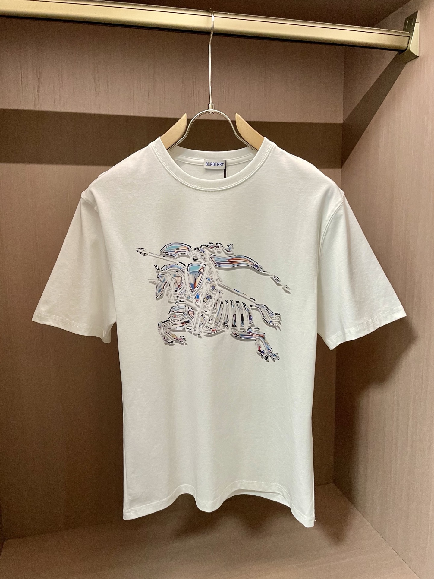 NO:444334,Bur new round neck short-sleeved T-shirt high-end version!  Customized fabrics for counters are breathable and comfortable, with impeccable details, and the brand element design concept reflects high quality. The feel is delicate and soft!  It is casually cut, with a great upper body style!  Code number M-3XL, burberry, T-shirt,tees, t-shirt,alexander wang19860909Bur 新款 圆领 短袖 T恤 高端版本！专柜定制面料 透气舒适度高,细节无可挑剔,品牌元素设计理念,体现高品质.手感细腻柔软！呈现休闲裁剪,上身版型超赞！ 码数M-3XL,,burberry,T-shirt,tees，t-shirt,alexander wang,Men's clothing