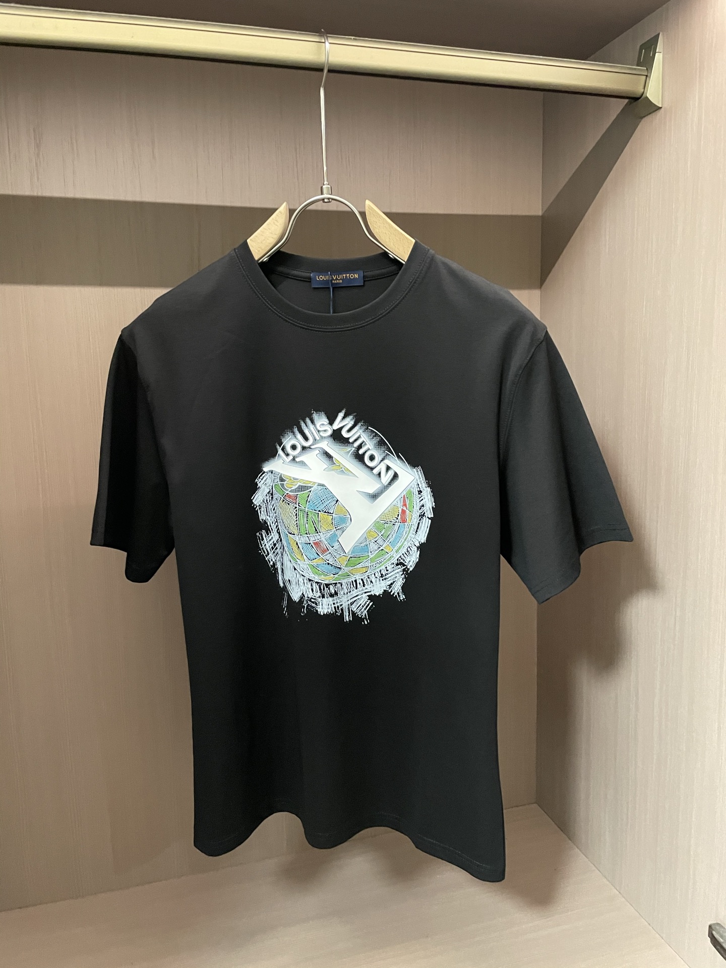 NO:444326,Lv new round neck short-sleeved T-shirt high-end version!  Customized fabrics for counters are breathable and comfortable, with impeccable details, and the brand element design concept reflects high quality. The feel is delicate and soft!  It is casually cut, with a great upper body style!  Code number M-3XL, louis vuitton, T-shirt,tees, t-shirt,alexander wang19860909Lv 新款 圆领 短袖 T恤 高端版本！专柜定制面料 透气舒适度高,细节无可挑剔,品牌元素设计理念,体现高品质.手感细腻柔软！呈现休闲裁剪,上身版型超赞！ 码数M-3XL,,louis vuitton,T-shirt,tees，t-shirt,alexander wang,Men's clothing