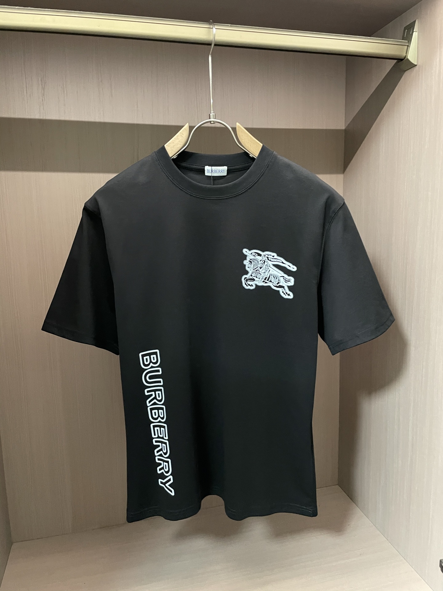 NO:444318,Bur new round neck short-sleeved T-shirt high-end version!  Customized fabrics for counters are breathable and comfortable, with impeccable details, and the brand element design concept reflects high quality. The feel is delicate and soft!  It is casually cut, with a great upper body style!  Code number M-3XL, burberry, T-shirt,tees, t-shirt,alexander wang19860909Bur 新款 圆领 短袖 T恤 高端版本！专柜定制面料 透气舒适度高,细节无可挑剔,品牌元素设计理念,体现高品质.手感细腻柔软！呈现休闲裁剪,上身版型超赞！ 码数M-3XL,,burberry,T-shirt,tees，t-shirt,alexander wang,Men's clothing