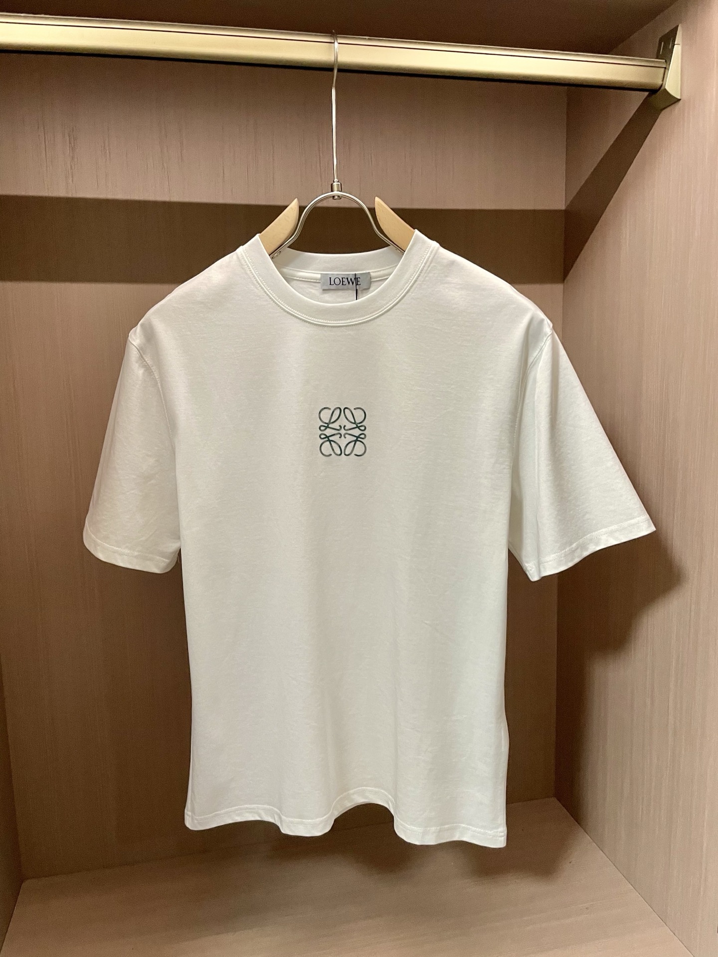 NO:444309,Loewe new round neck short-sleeved T-shirt high-end version!  Customized fabrics for counters are breathable and comfortable, with impeccable details, and the brand element design concept reflects high quality. The feel is delicate and soft!  It is casually cut, with a great upper body style!  Code number M-3XL, loewe, T-shirt,tees, t-shirt,alexander wang19860909Loewe 新款 圆领 短袖 T恤 高端版本！专柜定制面料 透气舒适度高,细节无可挑剔,品牌元素设计理念,体现高品质.手感细腻柔软！呈现休闲裁剪,上身版型超赞！ 码数M-3XL,,loewe,T-shirt,tees，t-shirt,alexander wang,Men's clothing