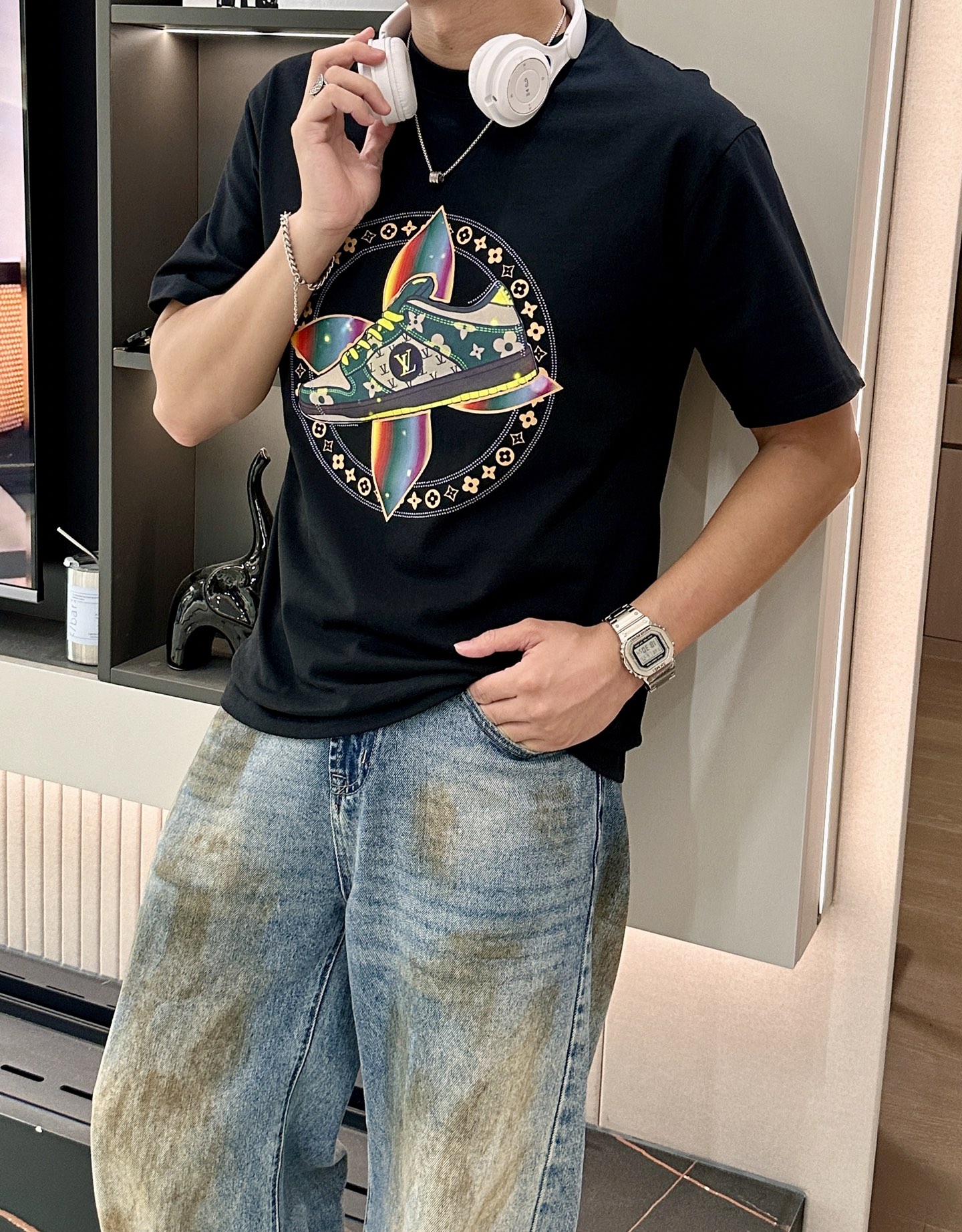 NO:440827,Lv 2025 spring and summer new style first-time counter latest short-sleeved round-neck T-shirt, high-end customization, avant-garde and fashionable design!  Brand logo emphasizes craftsmanship design, high-end customized fabric, soft feel, comfortable to wear, exquisite counter-level car lines, fine workmanship, and invincible and handsome upper body effect!  A must-have item for handsome men!  Code number M-3XL, louis vuitton, T-shirt,tees, t-shirt,alexander wang19860909Lv 2025春夏新款首发专柜最新款短袖圆领T恤 高端订制 设计前卫时尚！品牌logo重工艺设计 高端定制面料.手感柔软.穿着舒适.专柜级别精致车线.做工精细.上身效果无敌帅气！型男必备单品！ 码数M-3XL,,louis vuitton,T-shirt,tees，t-shirt,alexander wang,Men's clothing