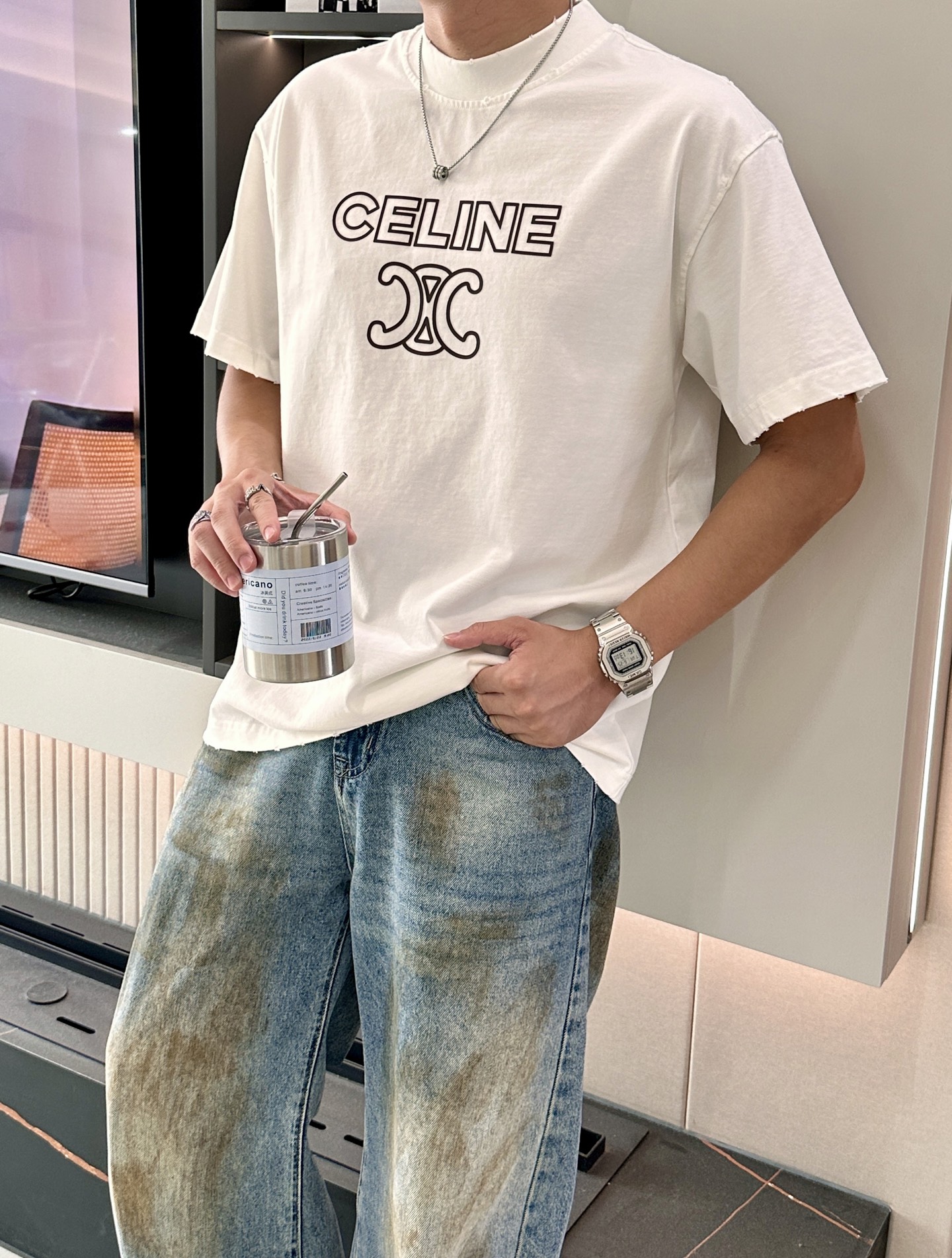 NO:440841,Celine 2025 spring and summer style/official website synchronization The fabric is made of heavy pure cotton combed cotton fabric, OS loose style, and the upper body style is super positive!  Everyday versatile, a must-have item for wardrobe!  Size S-3XL (Large-size) Size/part S M L XL 2XL 3XL Shoulder width 52 54 56 57 59 60 Clothes length 70 72.75.78.82.85. Bust 54 56.58.60.62.64. Sleeve length 24 26 27 28 29 30,,celine,alexander wang19860909Celine 2025春夏款/官网同步 面料采用重磅纯棉精梳棉面料,OS宽松版型,上身版型超正！日常百搭,衣橱必备单品！ 尺码 S-3XL（版型偏大） 码数/部位S M L XL 2XL 3XL 肩宽 52 54 56 57 59 60 衣长70 72.75.78.82.85. 胸围 54 56.58.60.62.64. 袖长24 26 27 28 29 30,,celine,alexander wang,Men's clothing