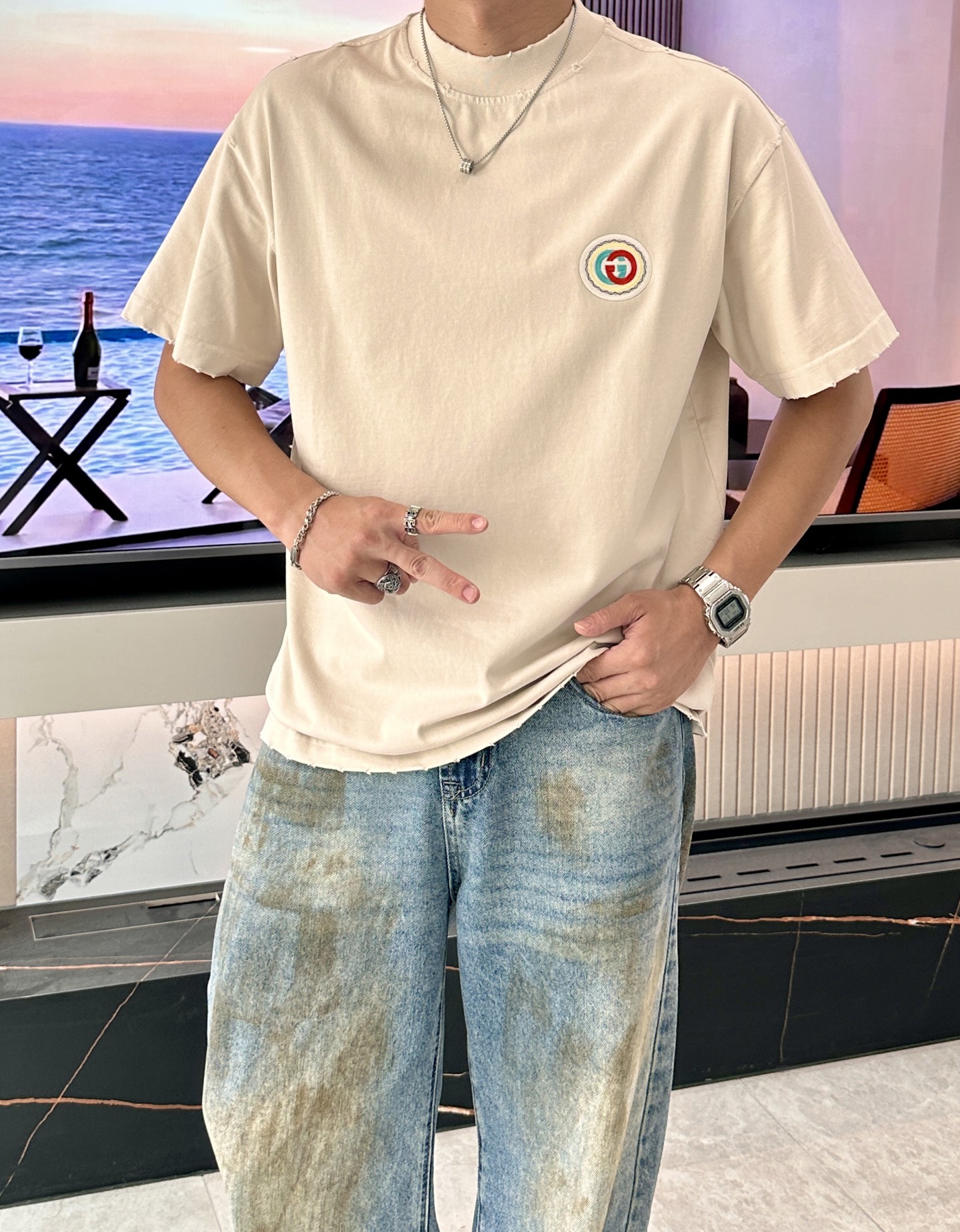 NO:440853,Gucc 2025 spring and summer style/official website synchronization The fabric is made of heavy pure cotton combed cotton fabric, OS loose style, and the upper body style is super positive!  Everyday versatile, a must-have item for wardrobe!  Size S-3XL (Large-size) Size/part S M L XL 2XL 3XL Shoulder width 52 54 56 57 59 60 Clothes length 70 72.75.78.82.85. Bust 54 56.58.60.62.64. Sleeve length 24 26 27 28 29 30,,gucci,alexander wang19860909Gucc 2025春夏款/官网同步 面料采用重磅纯棉精梳棉面料,OS宽松版型,上身版型超正！日常百搭,衣橱必备单品！ 尺码 S-3XL（版型偏大） 码数/部位S M L XL 2XL 3XL 肩宽 52 54 56 57 59 60 衣长70 72.75.78.82.85. 胸围 54 56.58.60.62.64. 袖长24 26 27 28 29 30,,gucci,alexander wang,Men's clothing