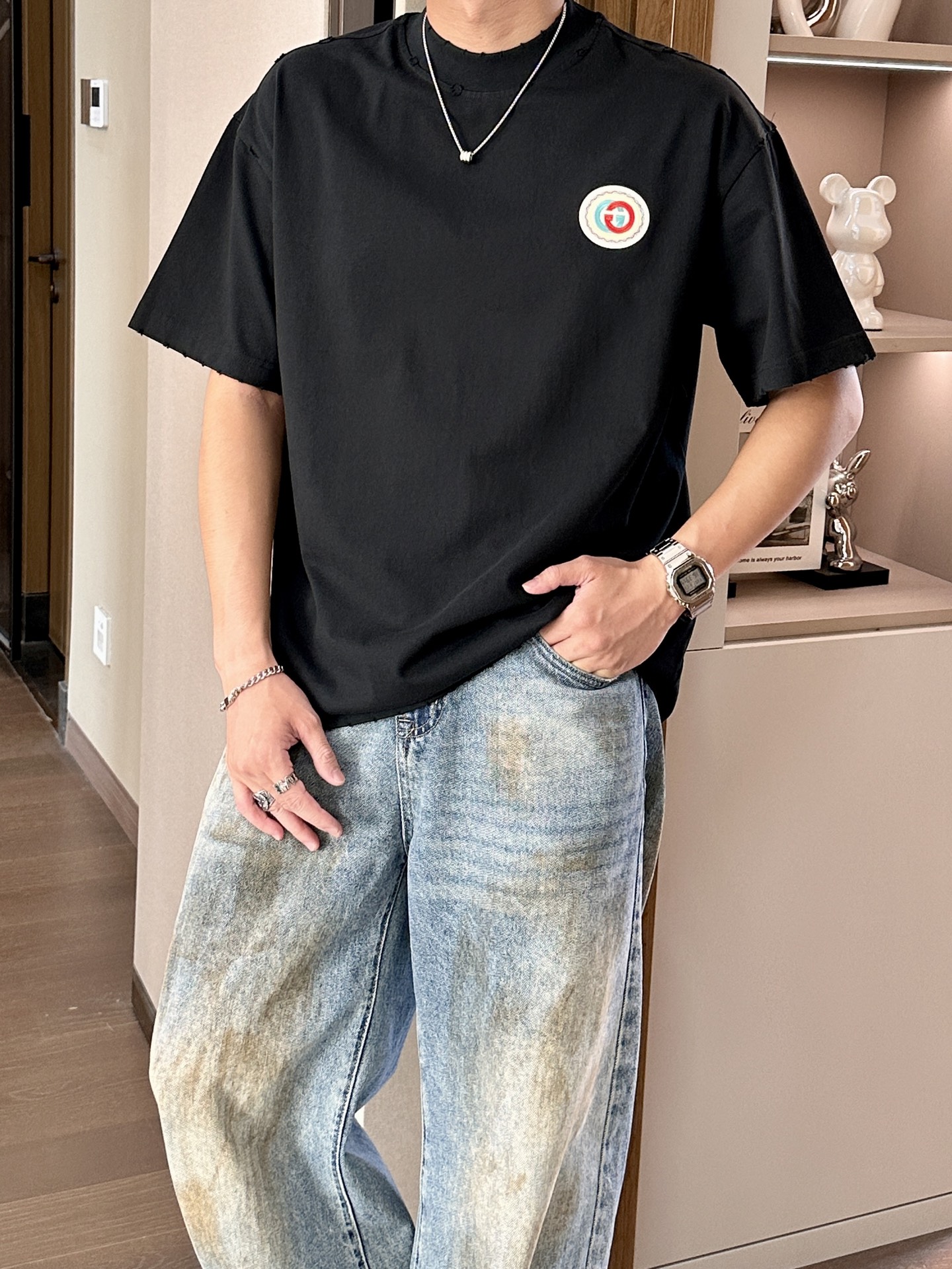 NO:440860,GUCC 2025 spring and summer style/official website synchronization The fabric is made of heavy pure cotton combed cotton fabric, OS loose style, and the upper body style is super positive!  Everyday versatile, a must-have item for wardrobe!  Size S-3XL (Large-size) Size/part S M L XL 2XL 3XL Shoulder width 52 54 56 57 59 60 Clothes length 70 72.75.78.82.85. Bust 54 56.58.60.62.64. Sleeve length 24 26 27 28 29 30,,gucci,alexander wang19860909GUCC 2025春夏款/官网同步 面料采用重磅纯棉精梳棉面料,OS宽松版型,上身版型超正！日常百搭,衣橱必备单品！ 尺码 S-3XL（版型偏大） 码数/部位S M L XL 2XL 3XL 肩宽 52 54 56 57 59 60 衣长70 72.75.78.82.85. 胸围 54 56.58.60.62.64. 袖长24 26 27 28 29 30,,gucci,alexander wang,Men's clothing