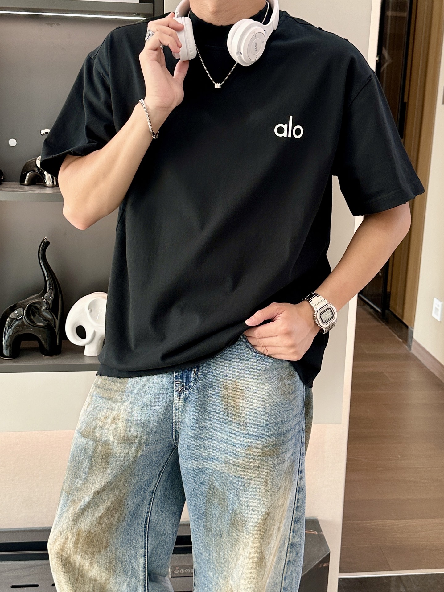 NO:440867,alo 2025 spring and summer style/official website synchronization The fabric is made of heavy pure cotton combed cotton fabric, OS loose style, and the upper body style is super positive!  Everyday versatile, a must-have item for wardrobe!  Size S-3XL (Large-size) Size/part S M L XL 2XL 3XL Shoulder width 52 54 56 57 59 60 Clothes length 70 72.75.78.82.85. Bust 54 56.58.60.62.64. Sleeve length 24 26 27 28 29 30,,alexander wang19860909alo 2025春夏款/官网同步 面料采用重磅纯棉精梳棉面料,OS宽松版型,上身版型超正！日常百搭,衣橱必备单品！ 尺码 S-3XL（版型偏大） 码数/部位S M L XL 2XL 3XL 肩宽 52 54 56 57 59 60 衣长70 72.75.78.82.85. 胸围 54 56.58.60.62.64. 袖长24 26 27 28 29 30,,alexander wang,Men's clothing