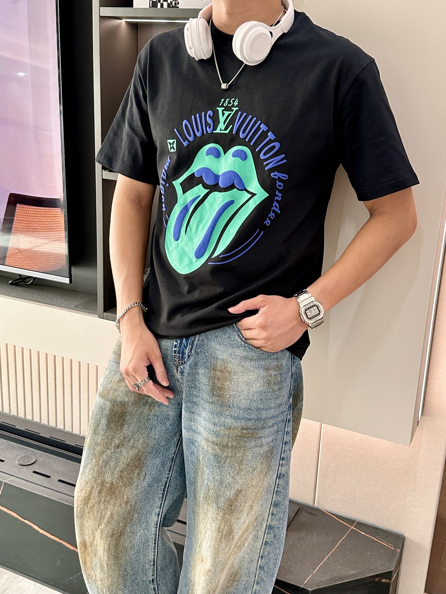 NO:495227,Lv Spring and Summer New First-Open Counter Latest Short-sleeved Round Neck T-shirt High-end Customized Design Avant-garde and Fashionable!  Brand logo emphasizes craftsmanship design, high-end customized fabric, soft feel, comfortable to wear, exquisite counter-level car lines, fine workmanship, and invincible and handsome upper body effect!  A must-have item for handsome men!  Code number M-3XL, louis vuitton, T-shirt,tees, t-shirt,alexander wang19860909Lv 春夏新款首发专柜最新款短袖圆领T恤 高端订制 设计前卫时尚！品牌logo重工艺设计 高端定制面料.手感柔软.穿着舒适.专柜级别精致车线.做工精细.上身效果无敌帅气！型男必备单品！ 码数M-3XL,,louis vuitton,T-shirt,tees，t-shirt,alexander wang,Men's clothing