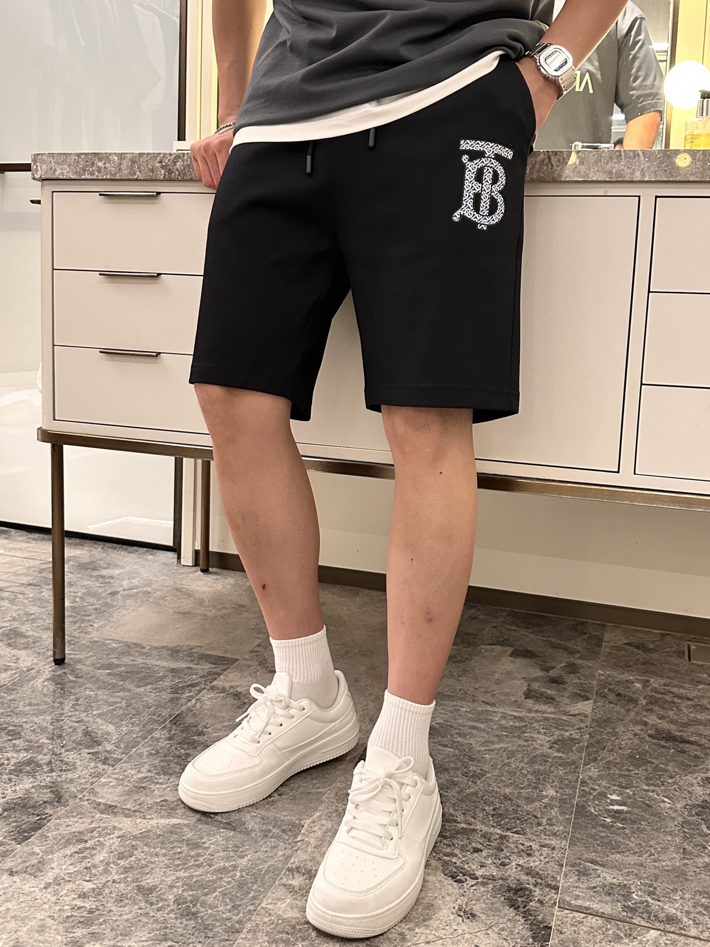 NO:443352,Bur summer shorts!  Classic hot product, classic and versatile elastic waist casual pinch pants!  !  A very classic style, elastic waist, two sides of the insert bags. The fabric is made of customer-supplied fixed-woven high-strength pure cotton material. The upper body is breathable, soft and skin-friendly, with delicate touch. The waist is knitted elastic waist and drawstring. You don’t have to worry about the discomfort of being too loose or too tight. Full-quality order, size M-3XL try on 172-148 Waist circumference 82CM2 feet 5 suitable for wearing XL, burberry, shorts, alexander wang19860909Bur 夏季短裤！经典爆款,经典百搭松紧腰休闲五分裤！！很经典的一款,松紧腰 两侧插袋 面料采用客供定织高支纯棉料,上身透气,柔软亲肤,手感细腻、 腰部针织松紧腰加抽绳,上身不用担心过松过紧 的不舒适感 全品相订单, 码数M-3XL  试穿 172-148 腰围82CM2尺5穿XL合适,,burberry,shorts,alexander wang,Men's clothing