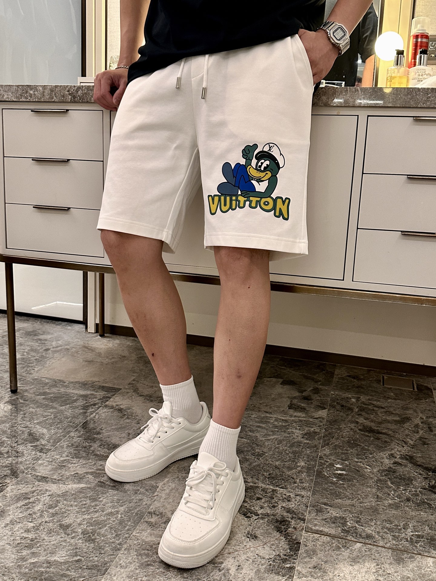 NO:443370,Lv summer shorts!  Classic hot product, classic and versatile elastic waist casual pinch pants!  !  A very classic style, elastic waist, two sides of the insert bags. The fabric is made of customer-supplied fixed-woven high-strength pure cotton material. The upper body is breathable, soft and skin-friendly, delicate feel, knitted elastic waist and drawstring at the waist, so you don’t have to worry about the discomfort of being too loose or too tight. Full-quality order, size M-3XL try on 172-148 Waist circumference 82CM2 feet 5 suitable for wearing XL,,louis vuitton, shorts,alexander wang19860909Lv 夏季短裤！经典爆款,经典百搭松紧腰休闲五分裤！！很经典的一款,松紧腰 两侧插袋 面料采用客供定织高支纯棉料,上身透气,柔软亲肤,手感细腻、 腰部针织松紧腰加抽绳,上身不用担心过松过紧 的不舒适感 全品相订单, 码数M-3XL  试穿 172-148 腰围82CM2尺5穿XL合适,,louis vuitton,shorts,alexander wang,Men's clothing