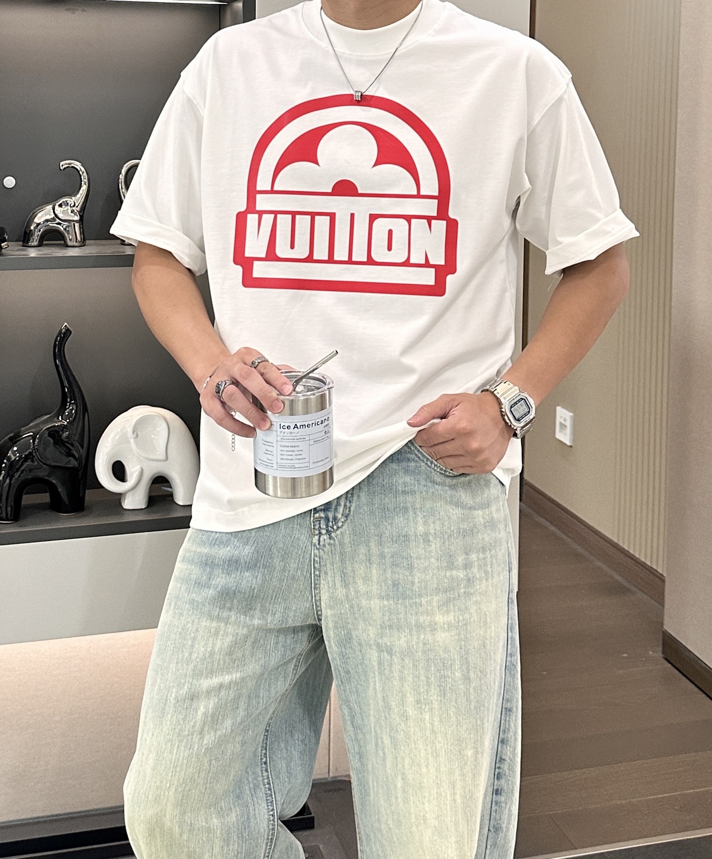 NO:443393,Lv Spring and Summer Style/Official Website Synchronization The fabric is made of heavy pure cotton combed cotton fabric, OS loose style, and the upper body style is super straight!  Everyday versatile, a must-have item for wardrobe!  Size S-3XL (Large-size) Size/part S M L XL 2XL 3XL Shoulder width 52 54 56 57 59 60 Clothes length 70 72.75.78.82.85. Bust 54 56.58.60.62.64. Sleeve length 24 26 27 28 29 30,,louis vuitton,alexander wang19860909Lv 春夏款/官网同步 面料采用重磅纯棉精梳棉面料,OS宽松版型,上身版型超正！日常百搭,衣橱必备单品！ 尺码 S-3XL（版型偏大） 码数/部位S M L XL 2XL 3XL 肩宽 52 54 56 57 59 60 衣长70 72.75.78.82.85. 胸围 54 56.58.60.62.64. 袖长24 26 27 28 29 30,,louis vuitton,alexander wang,Men's clothing