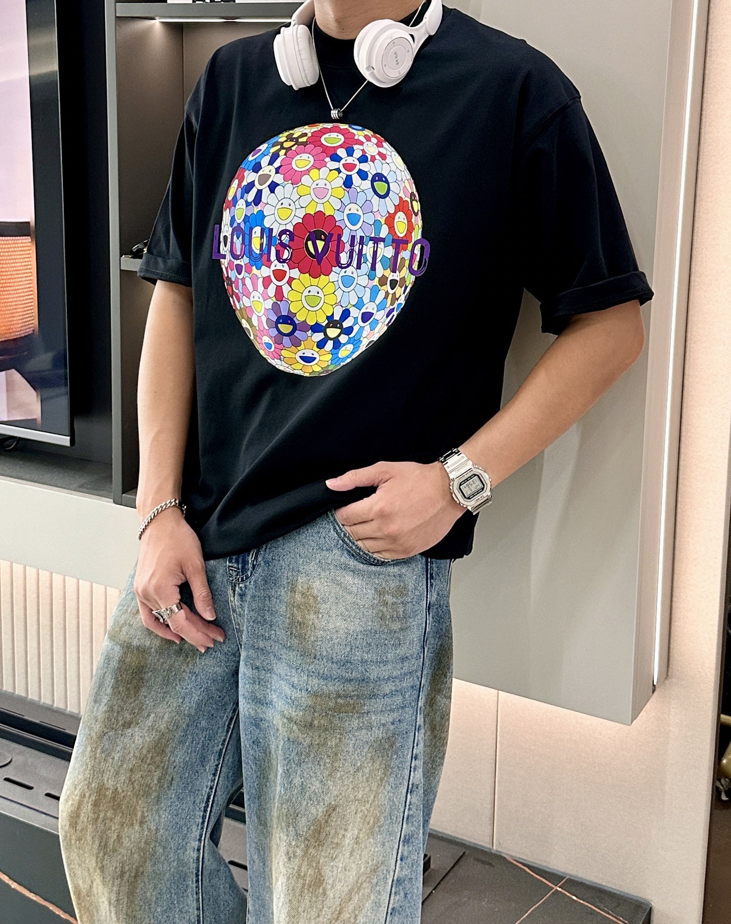 NO:443333,Lv Spring and Summer Style/Official Website Synchronization The fabric is made of heavy pure cotton combed cotton, OS loose style, and the upper body style is super straight!  Everyday versatile, a must-have item for wardrobe!  Size S-3XL (Large-size) Size/part S M L XL 2XL 3XL Shoulder width 52 54 56 57 59 60 Clothes length 70 72.75.78.82.85. Bust 54 56.58.60.62.64. Sleeve length 24 26 27 28 29 30,,louis vuitton,alexander wang19860909Lv 春夏款/官网同步 面料采用重磅纯棉精梳棉面料,OS宽松版型,上身版型超正！日常百搭,衣橱必备单品！ 尺码 S-3XL（版型偏大） 码数/部位S M L XL 2XL 3XL 肩宽 52 54 56 57 59 60 衣长70 72.75.78.82.85. 胸围 54 56.58.60.62.64. 袖长24 26 27 28 29 30,,louis vuitton,alexander wang,Men's clothing