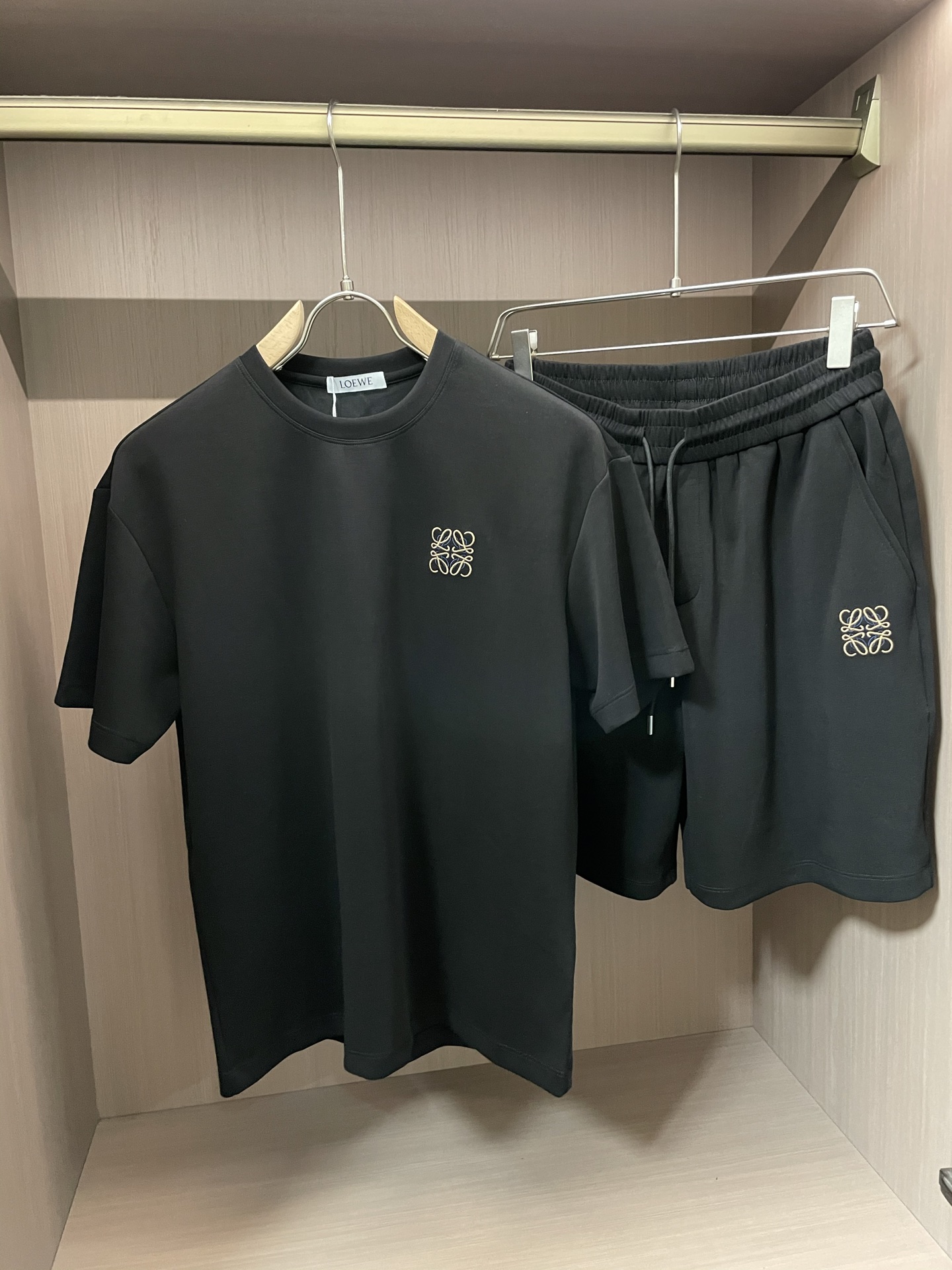 Loewe: Classic, Stylish, Comfortable Outfit for All Occasions – Zenium - 图片 2