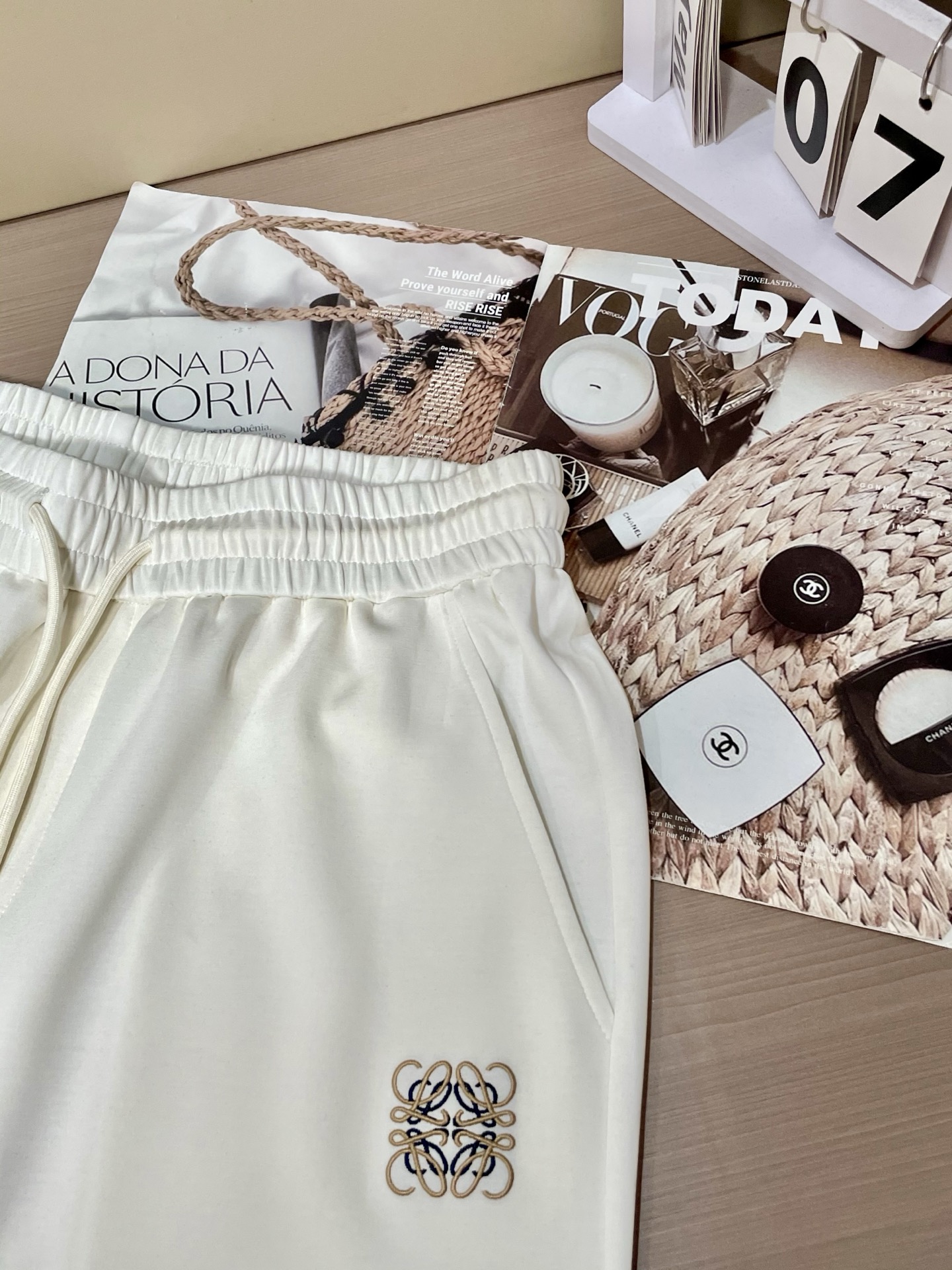 Loewe: Classic, Stylish, Comfortable Outfit for All Occasions – Zenium - 图片 9