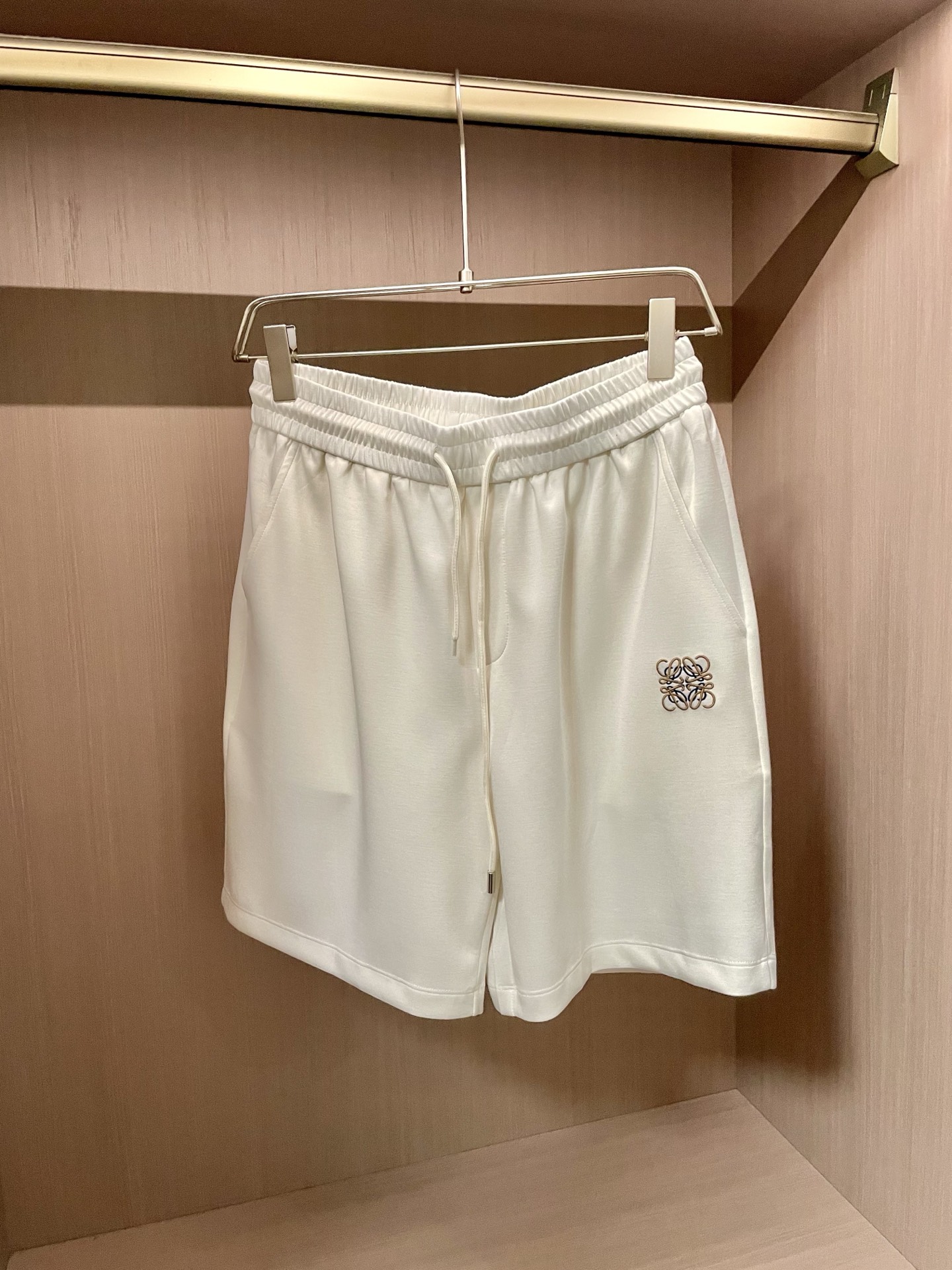 Loewe: Classic, Stylish, Comfortable Outfit for All Occasions – Zenium - 图片 7